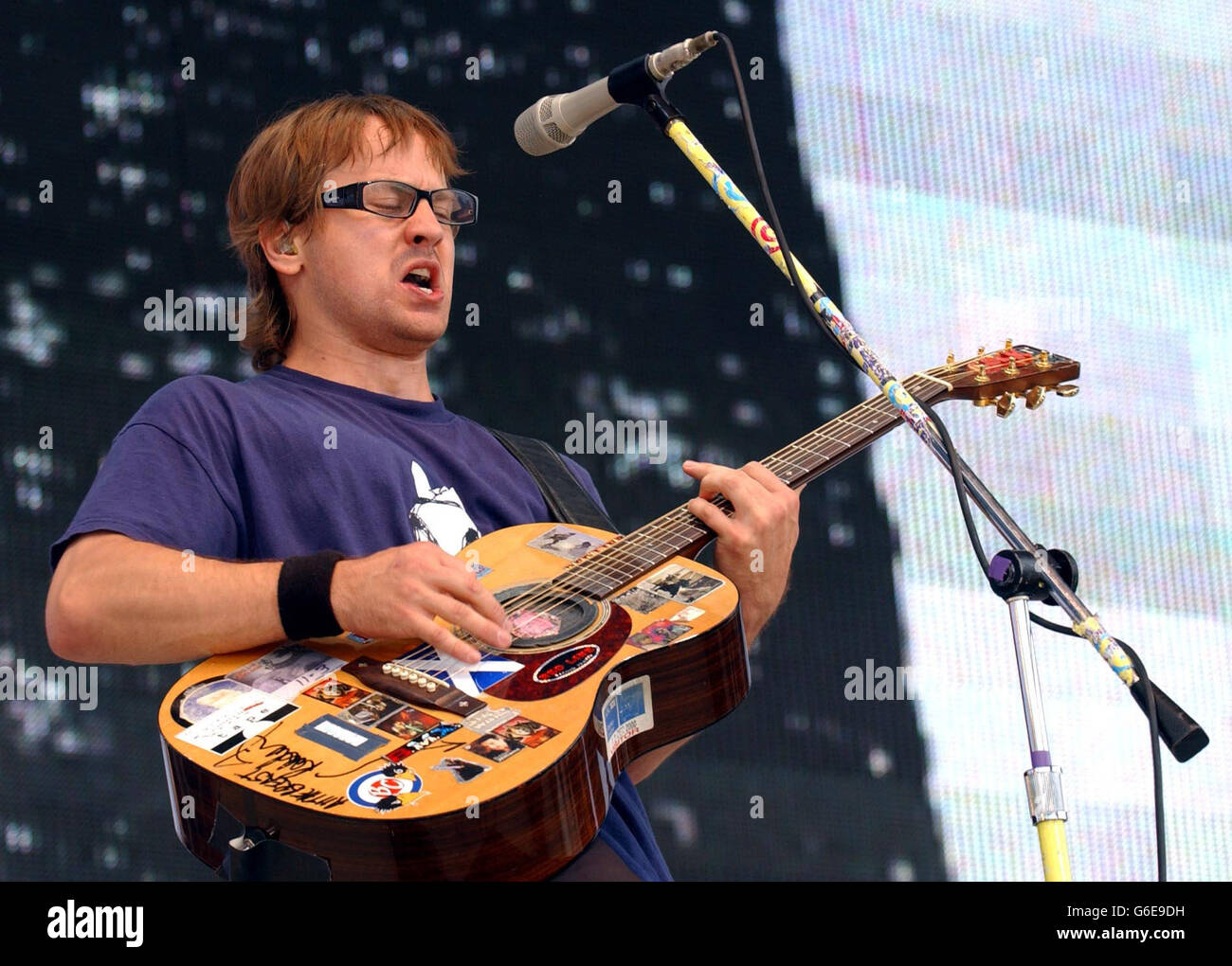 Celebrity Showbiz Music Performing On Stage Guitar Hi res Stock 