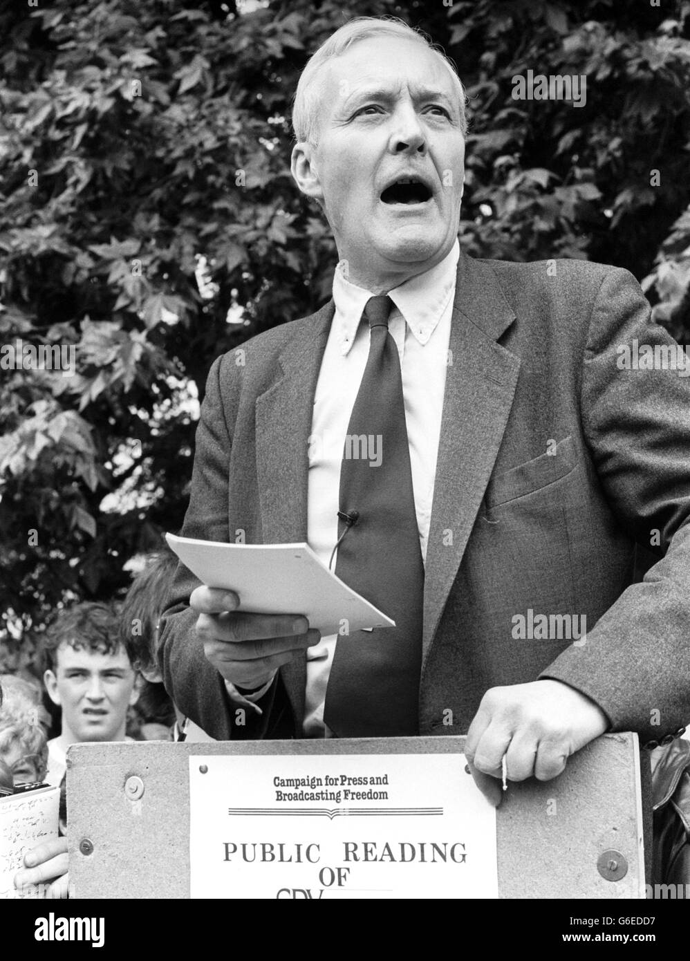 Tony Benn MP, mouth open wide in full flow, reading extracts of the banned book Spycatcher from the soapbox stand at Hyde Park as part of a demonstration by the Campaign for Press and Broadcasting Freedom. Stock Photo