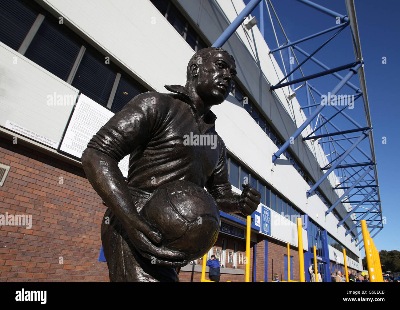 Soccer - Barclays Premier League - Everton v Chelsea - Goodison Park. The statue of Dixie Dean outside Goodison Park Stock Photo
