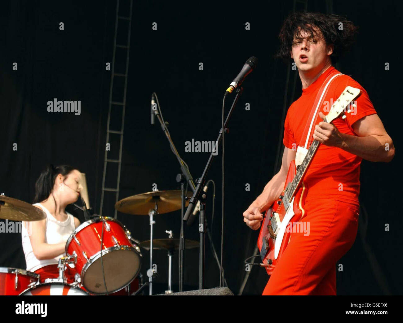 PA library file dated 23/08/03 of Jack and Meg White of The White Stripes performing on the Main Stage during the Carling Reading Festival. The band have shelved a number of festival dates Friday 11 JUly 2003 after frontman Jack White was involved in a car smash. The singer-guitarist has broken a finger, which has affected his ability to play. See PA Story SHOWBIZ White. PA Photo: Yui Mok. Stock Photo