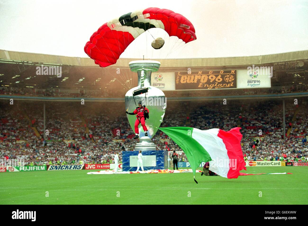 Euro 96 soccer hi-res stock photography and images - Page 11