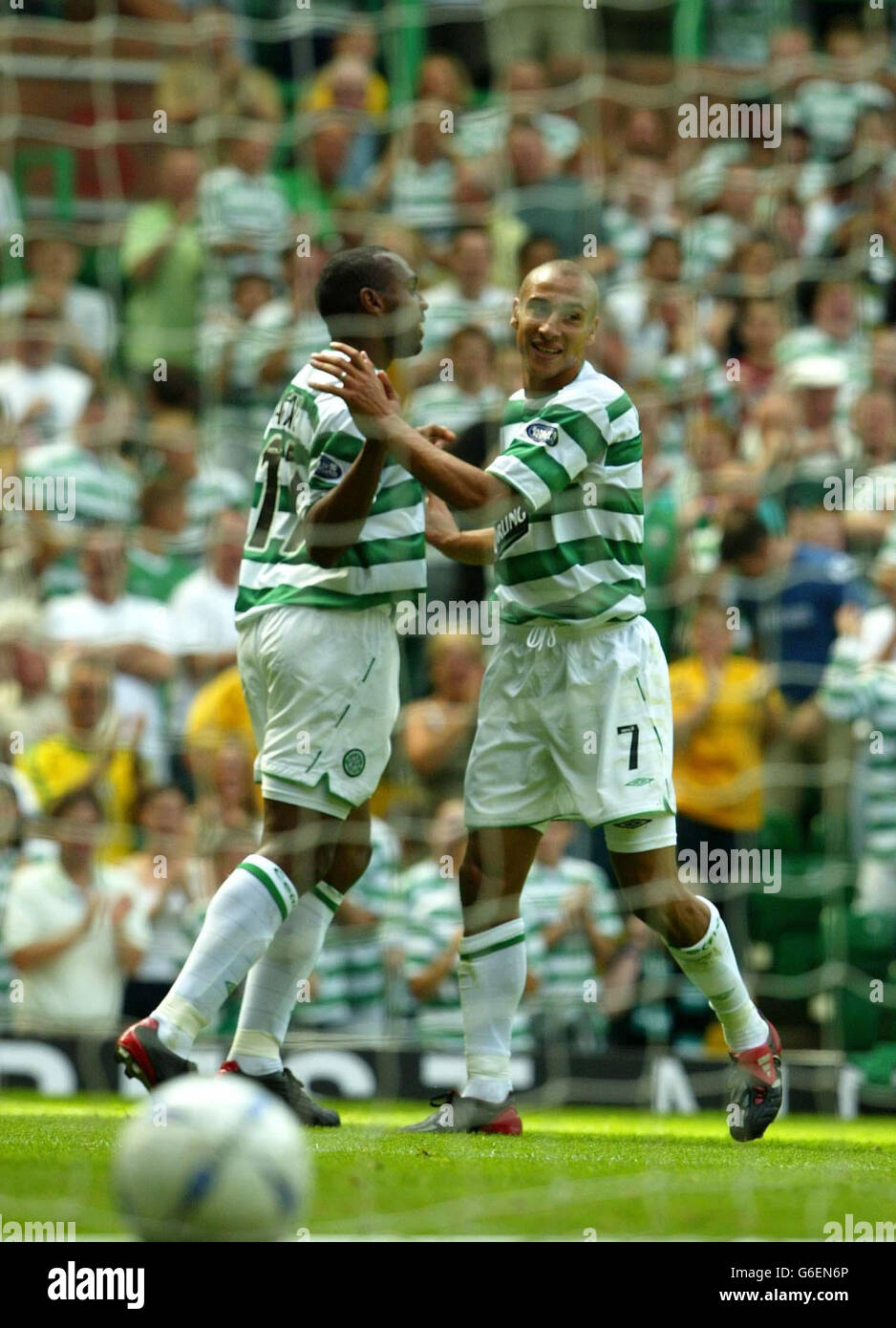 Celtic's Henrik Larsson celebrates winning the league championship after  the Bank of Scotland Premier League match against Dunfirmline at Celtic  Park, Glasgow Stock Photo - Alamy