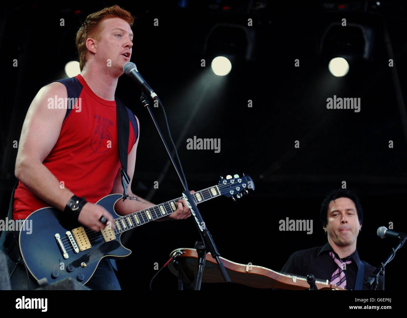 Celebrity music on stage performing playing guitar singing v2003gall hi