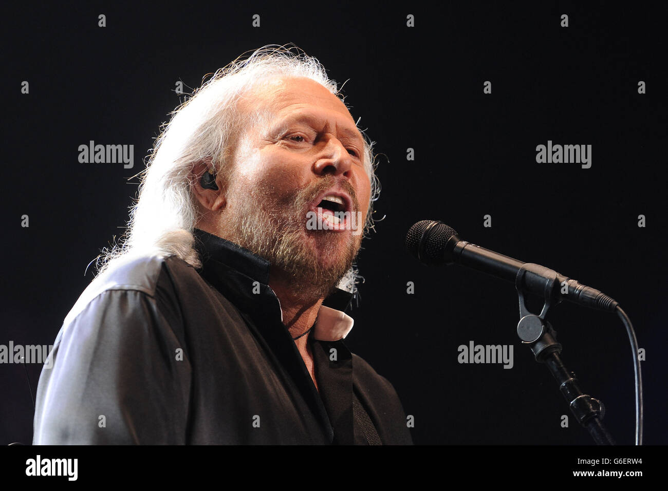 Barry Gibb in concert Stock Photo Alamy