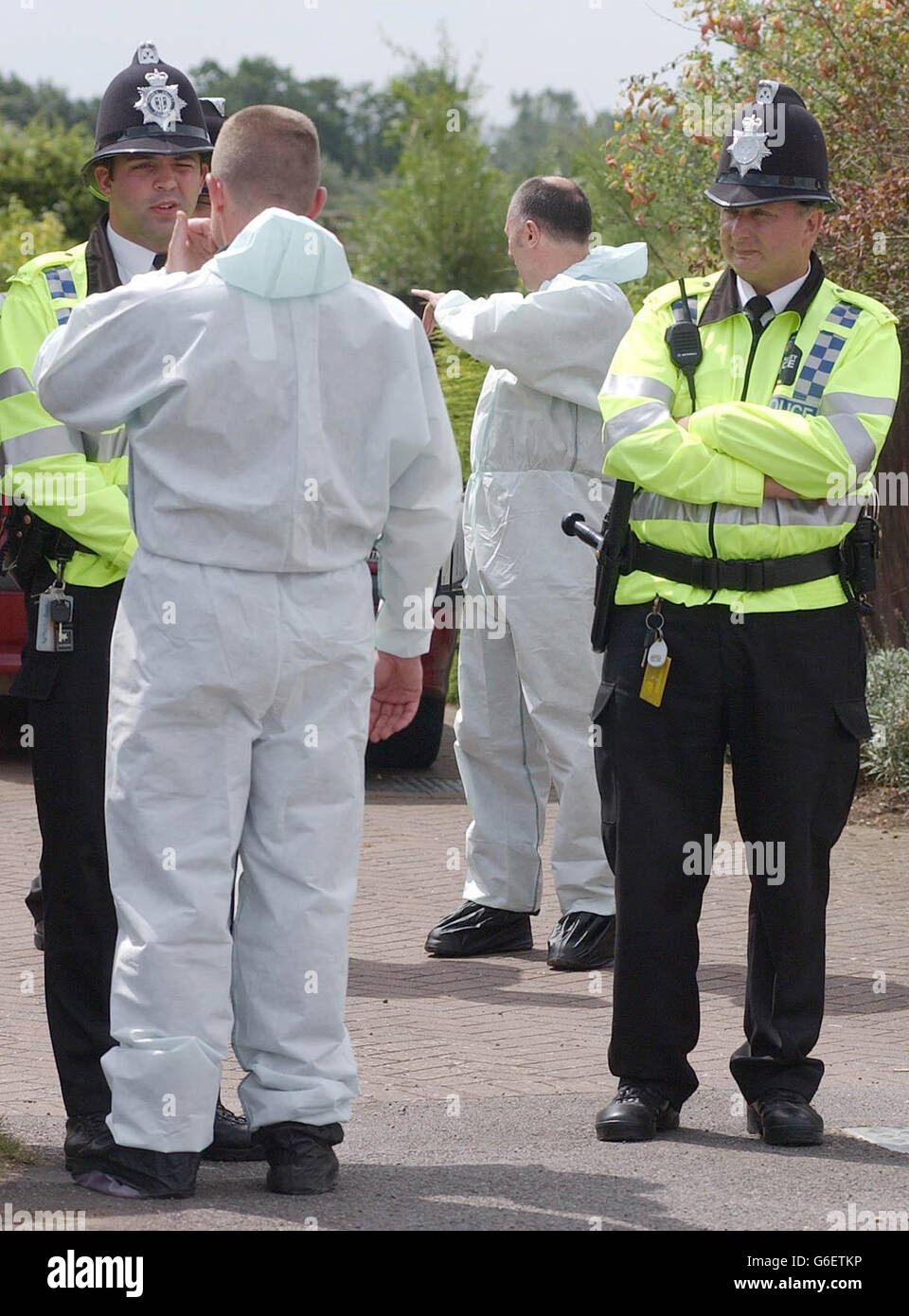 Police and forensic officers surround the home of Dr David Kelly the scientist whose dead body was found in Oxfordshire. Stock Photo