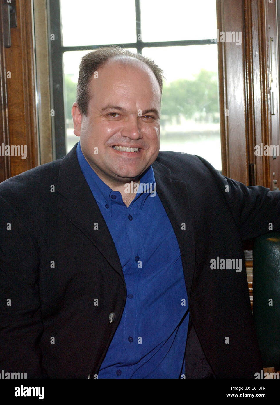 Showbiz celebrity smiling 1 2 half length shaun williamson hi-res stock