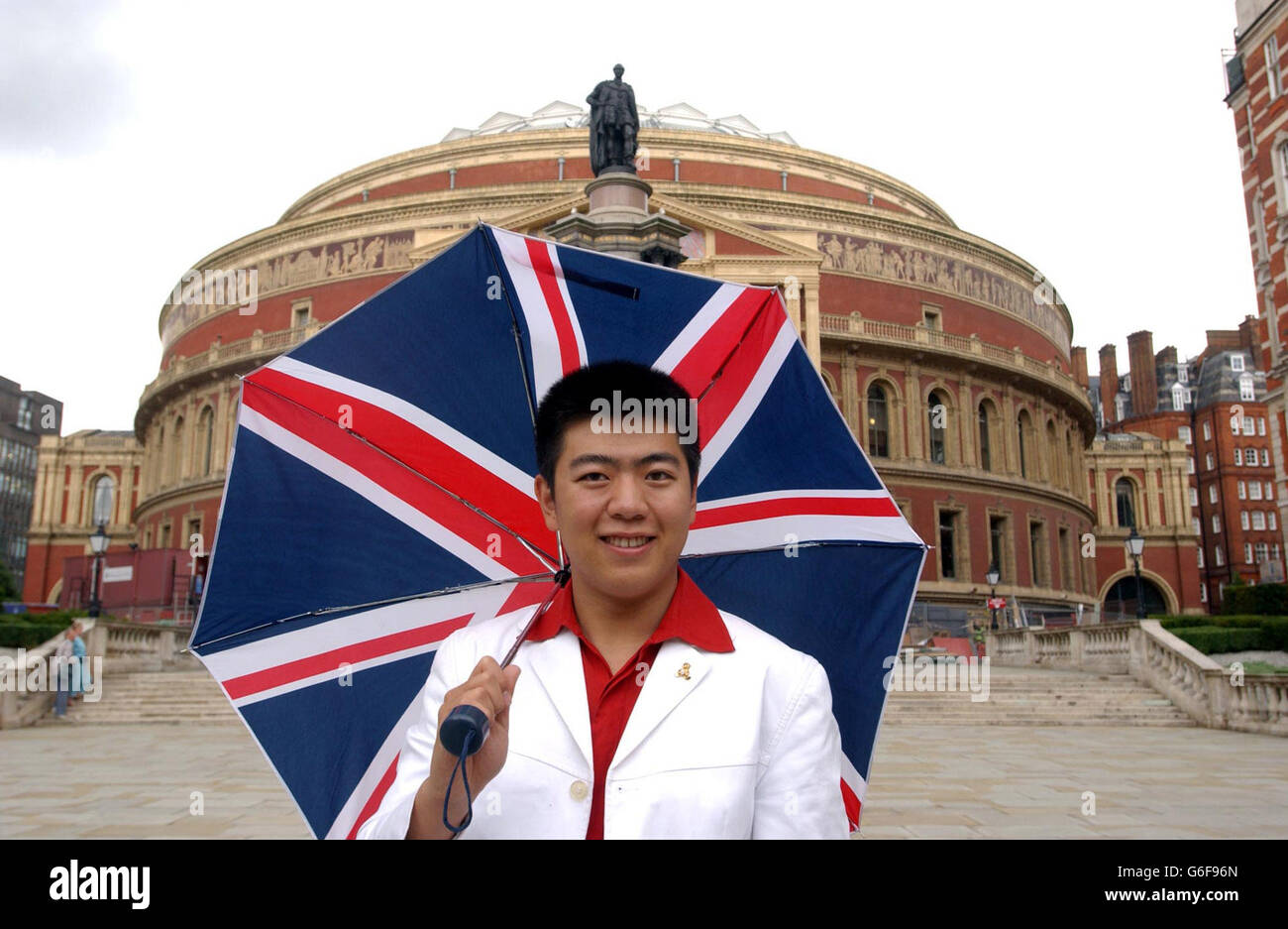 Young Chinese pianist Lang Lang, poses outisde the Royal Albert Hall in  London after final rehearsals for First Night of the Proms Stock Photo -  Alamy