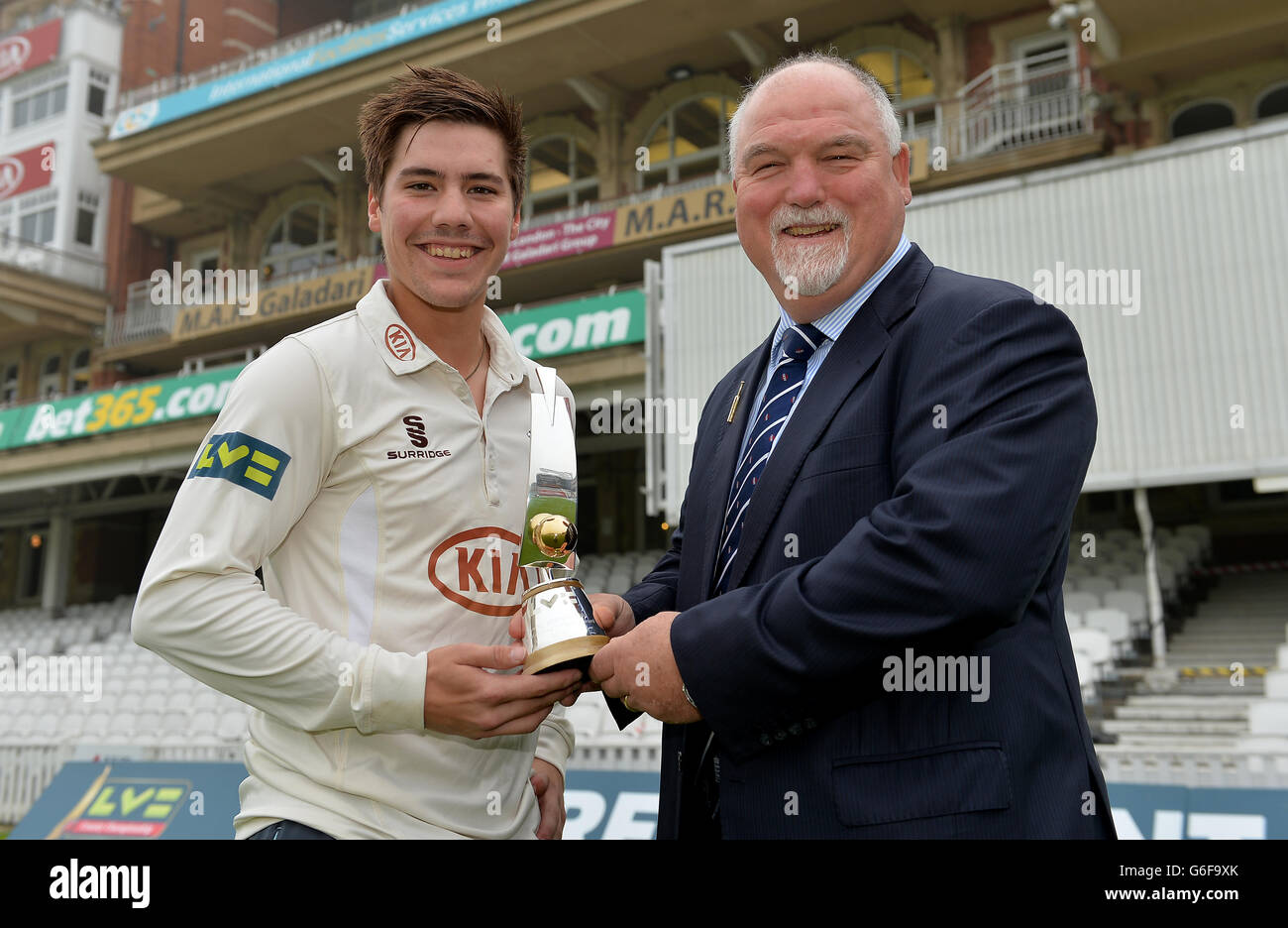 Cricket - LV=County Championship - Division One - Day One - Surrey v Yorkshire - The Kia Oval. Mike Gatting (right) presents Surrey's Rory Burns with the LV= breakthrough player of the year Stock Photo