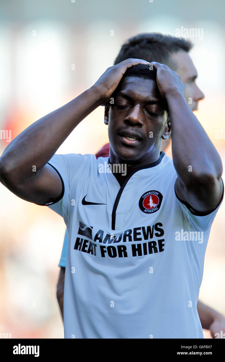 Soccer - Skybet Championship - Burnley v Charlton Athletic - Turf Moor. Charlton Athletic's Marvin Sordell rues missing alate chance Stock Photo