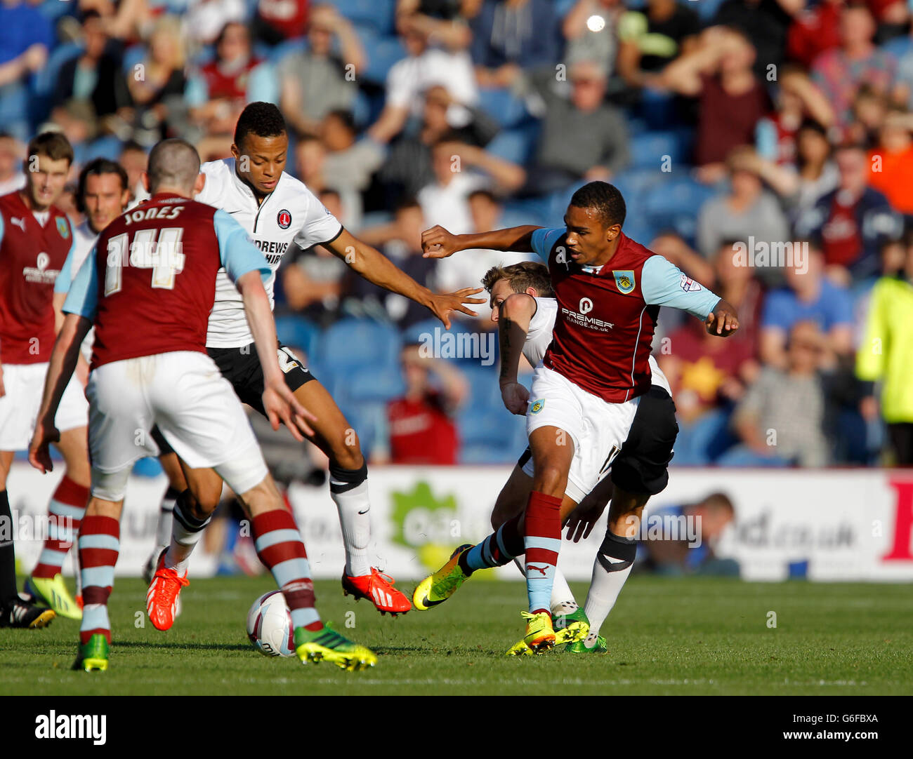 Burnley's Junior Stanilas (right) with action with Charlton Athletic's Jordan Cousins (left) and Dale Stephens Stock Photo