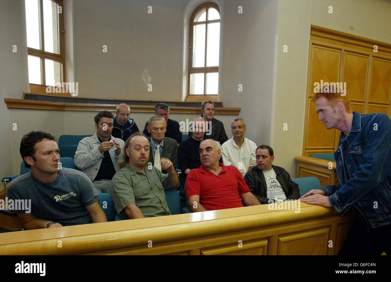 Owen O'Neil giving his view point in the production of Twelve Angry Men. (From far right front row)Ian Coppinger, Stephen Frost, Bill Bailey, Jeff Green, David Calvitto, Dave Johns, Russell Hunter, Phil Nichol, Gavin Robertson, Andy Smart, Steve Furst at the Edinburgh Festival. Stock Photo