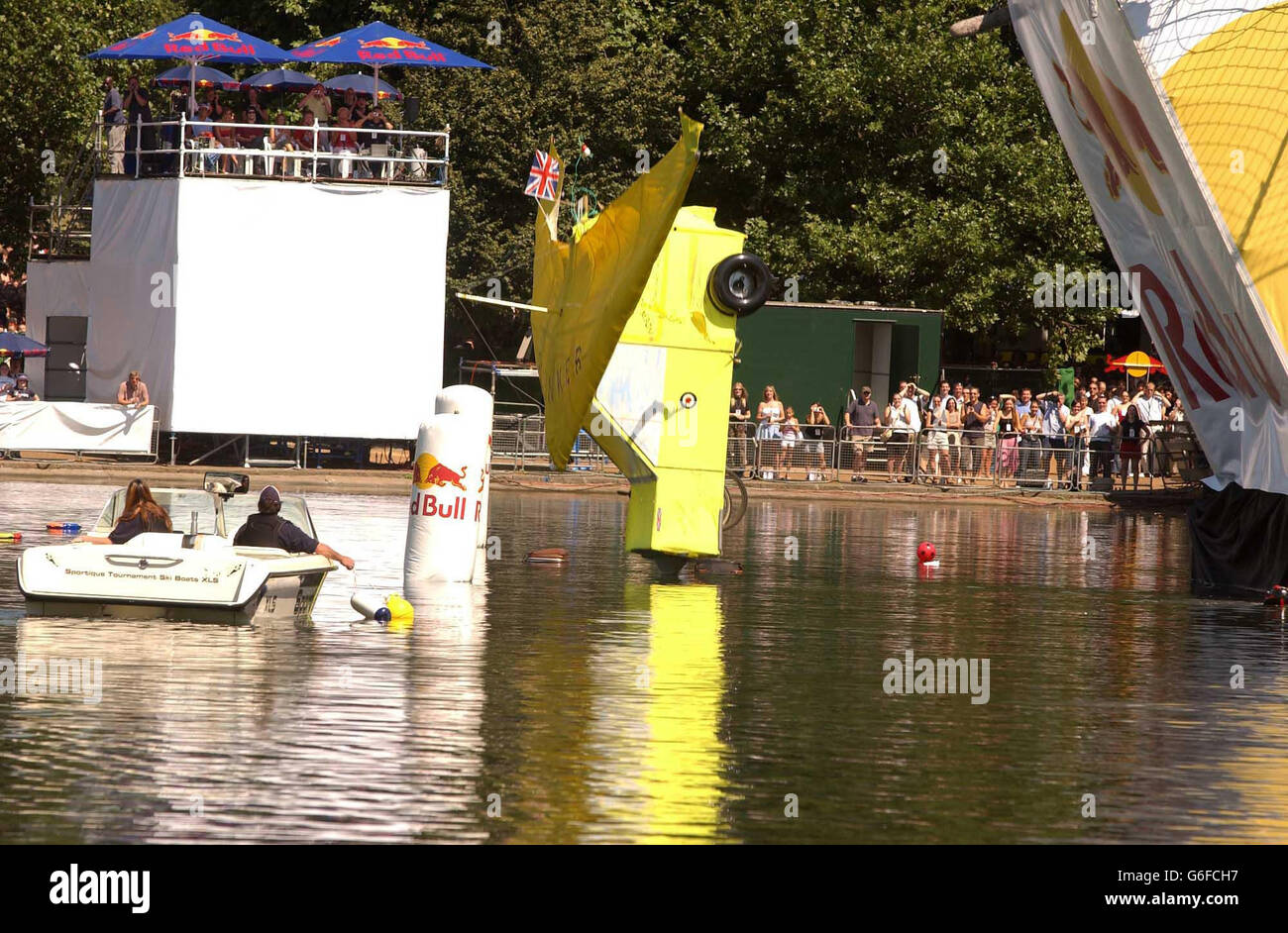 Mange Toute Toute take part in the Red Bull Flugtag in Hyde Park, London. The competitors will be marked on distance covered by their 'flying machine', creativity, performance and the result of the crowd clap-o-meter. *...First prize is flying lessons or 5,000 cash. Stock Photo