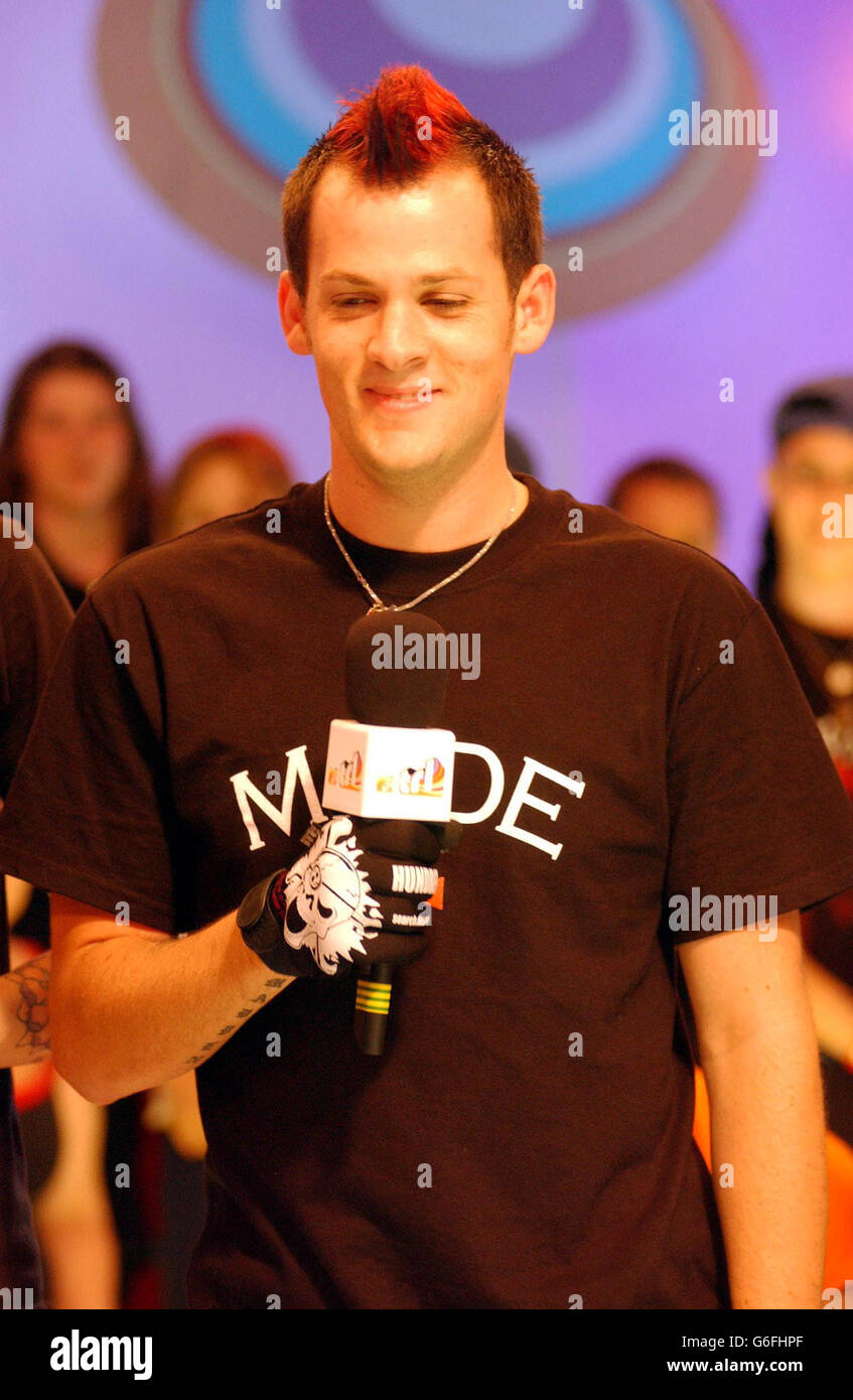 music performing on stage singer mohican microphone trlgal