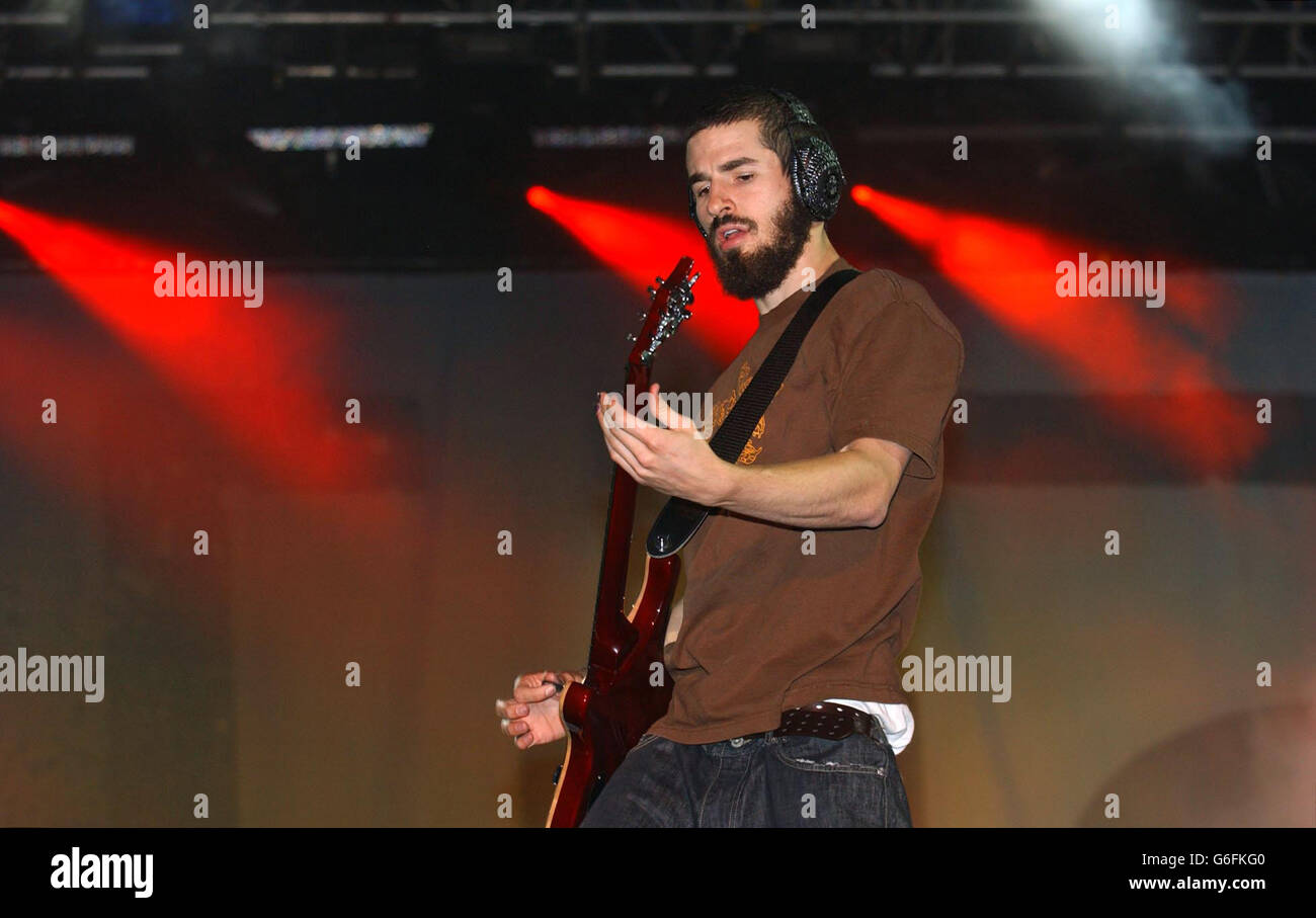 Brad Delson of Linkin Park performing on the Main Stage at the Carling Reading Festival, in Reading. Stock Photo