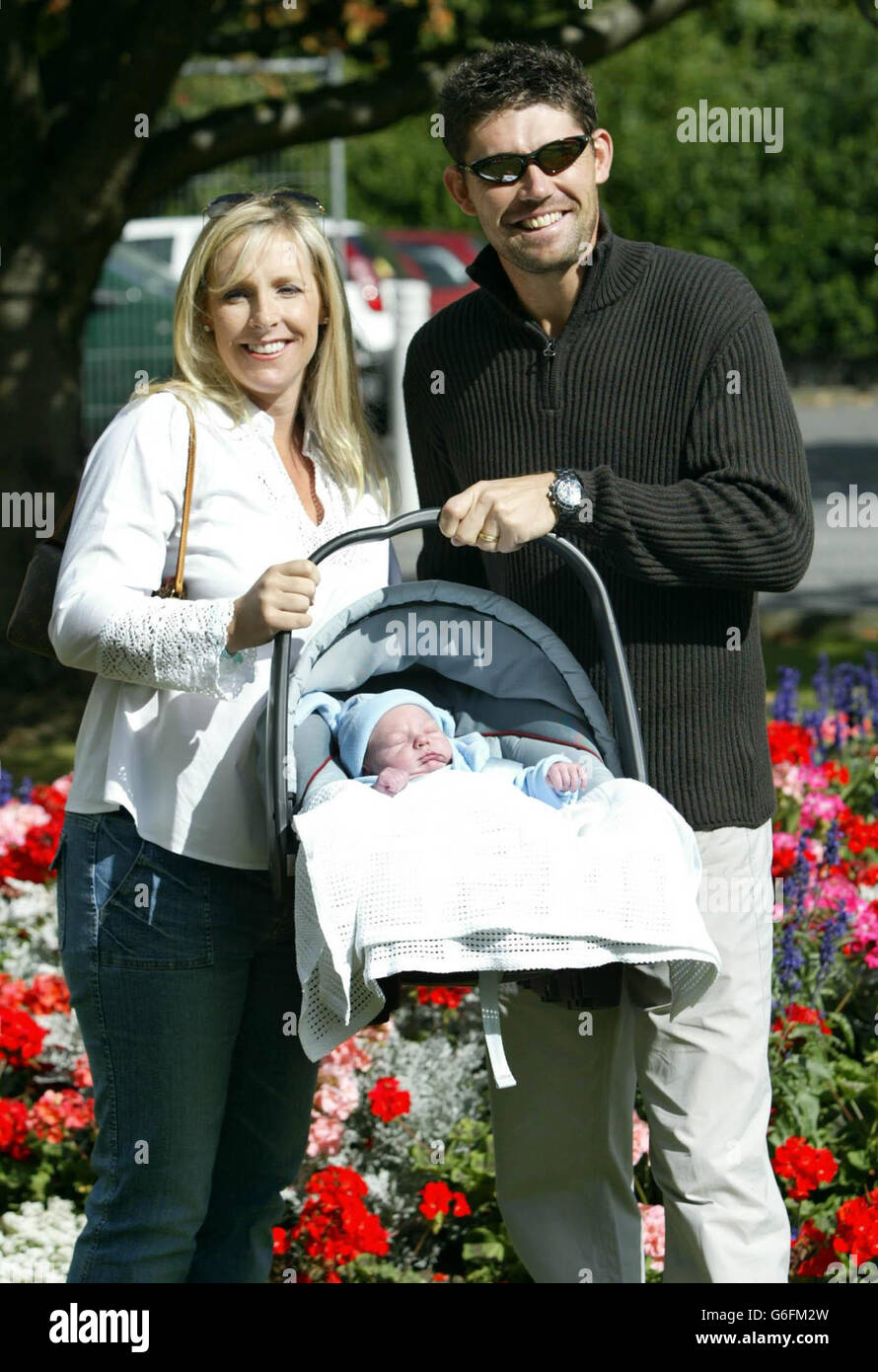 Irish golfer Padraig Harrington with his wife Caroline leaving Mount Carmel  Hospital, Dublin with their new baby son, Patrick Stock Photo - Alamy