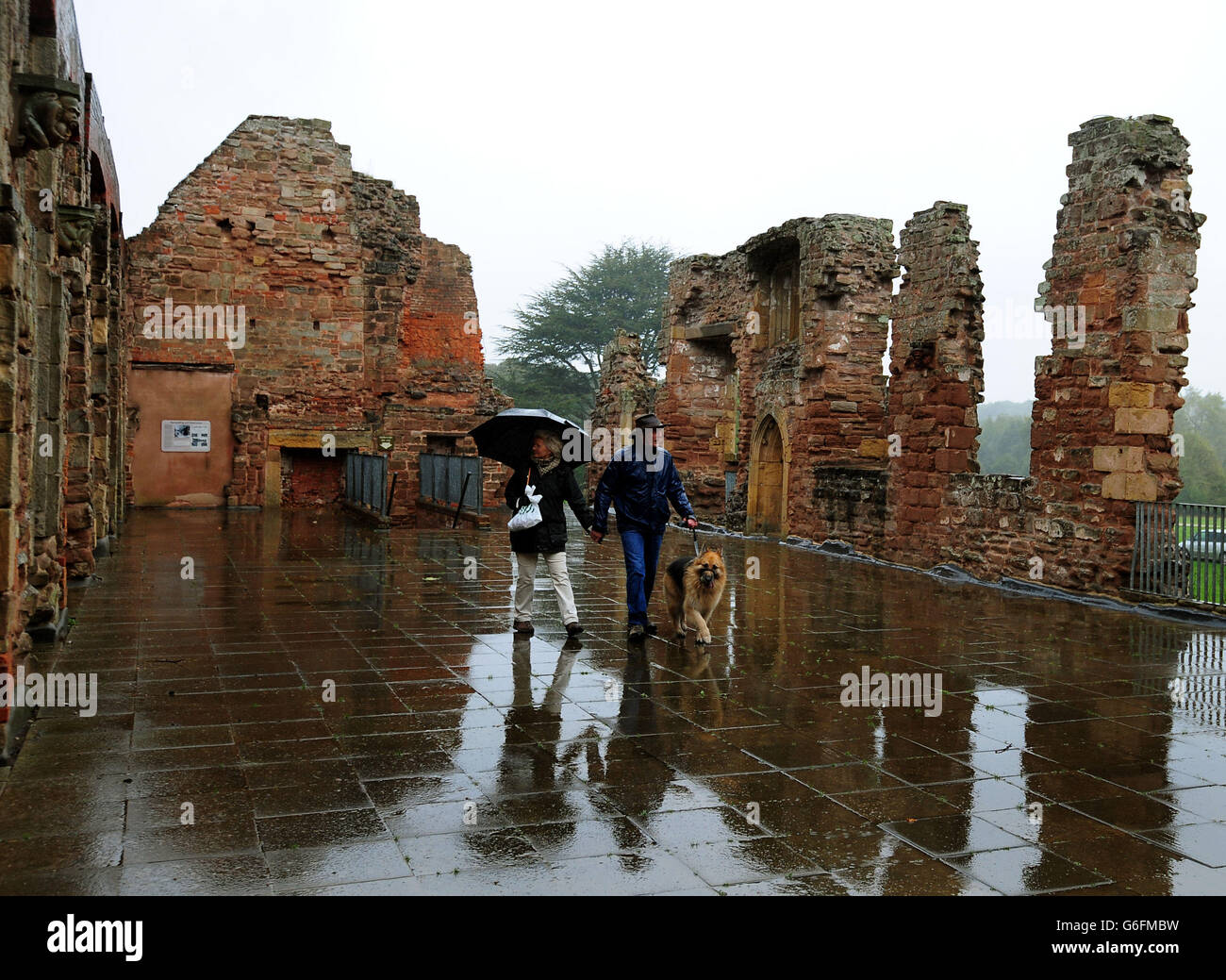 People brave the rain at Rufford Abbey, Ollerton, Nottinghamshire. Stock Photo