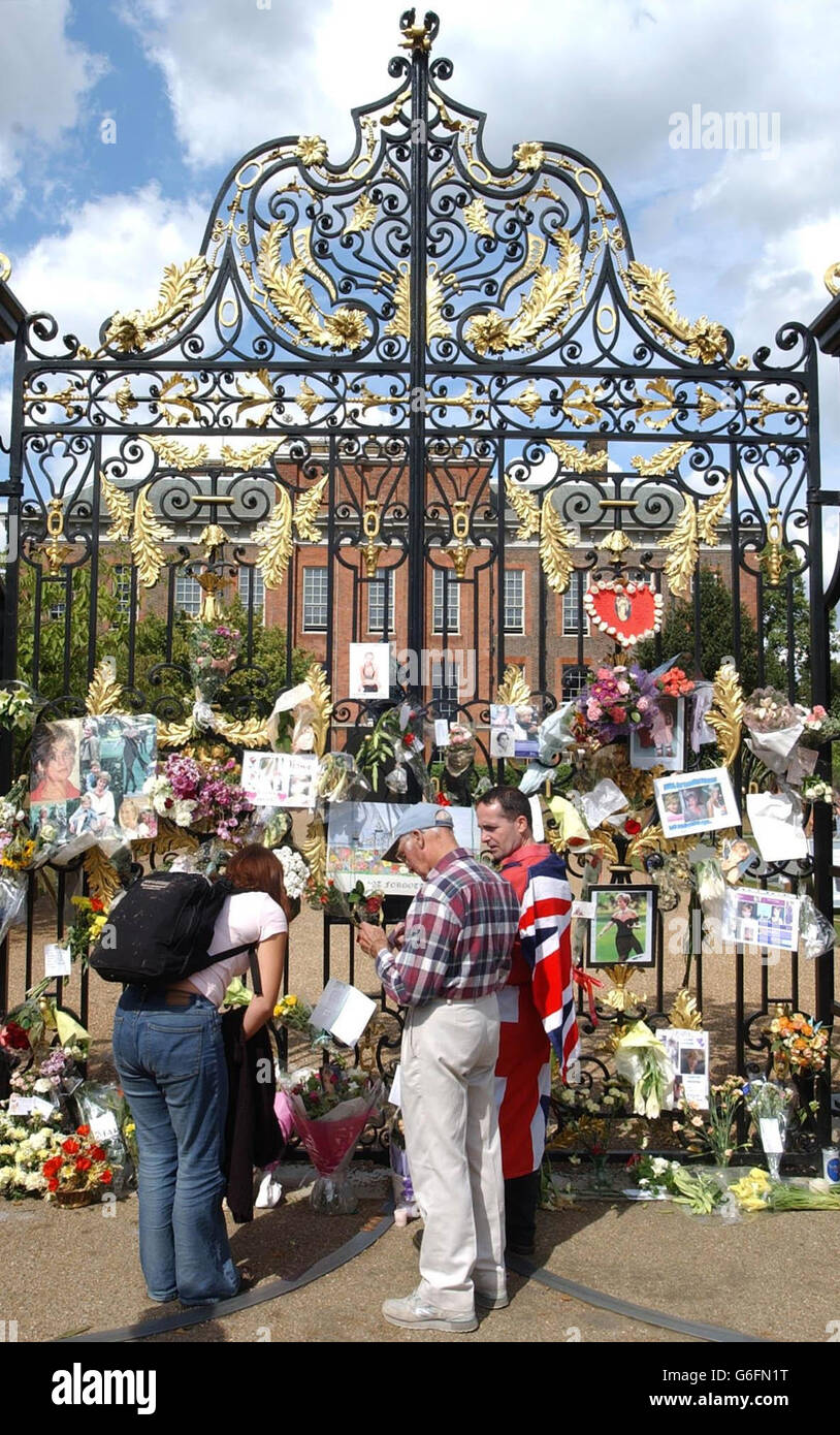 Mourners leave cards and flowers on the gates of Kensington Palace, London on the aniversary of the death of Princess Diana who died 6 years ago in a car crash in Paris. Stock Photo
