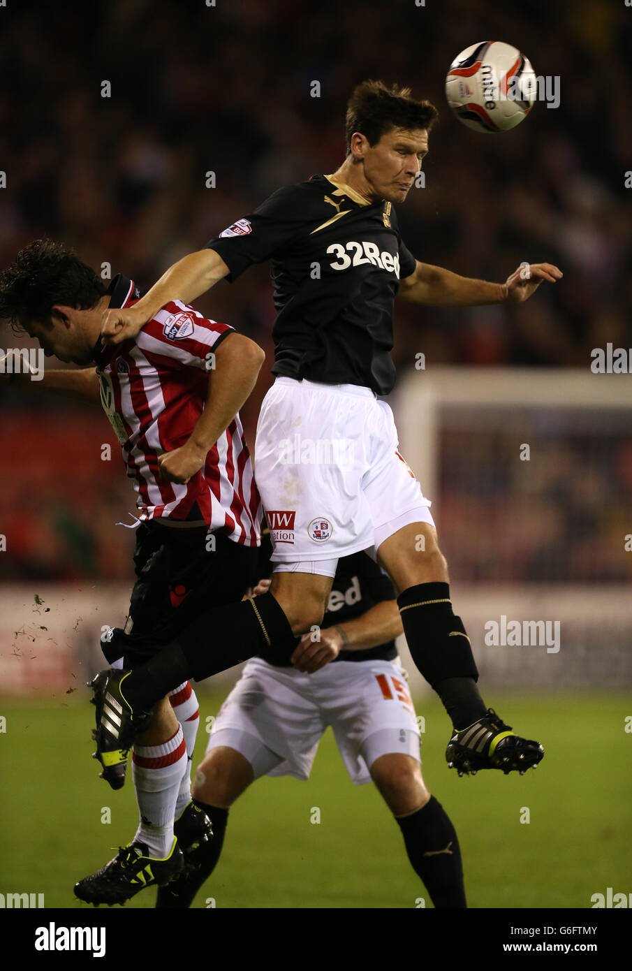 Soccer - Sky Bet League One - Sheffield United v Crawley Town - Bramall Lane. Sheffield United's Simon Lappin (left) and Crawley Town's Josh Simpson battle for the ball Stock Photo