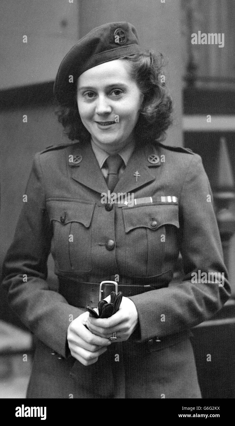 Mrs Odette Sansom seen on her way to Buckingham Palace to receive her George Cross from the King. She was caught by the Gestapo in Marseilles in 1943; though tortured she refused to betray her Commanding Officer and another British Officer. Mrs Sansom, who received her MBE some time ago, will be a witness at the trial of her former gaolers and torturers, the prison staff of Ravensbruck concentration camp. Stock Photo