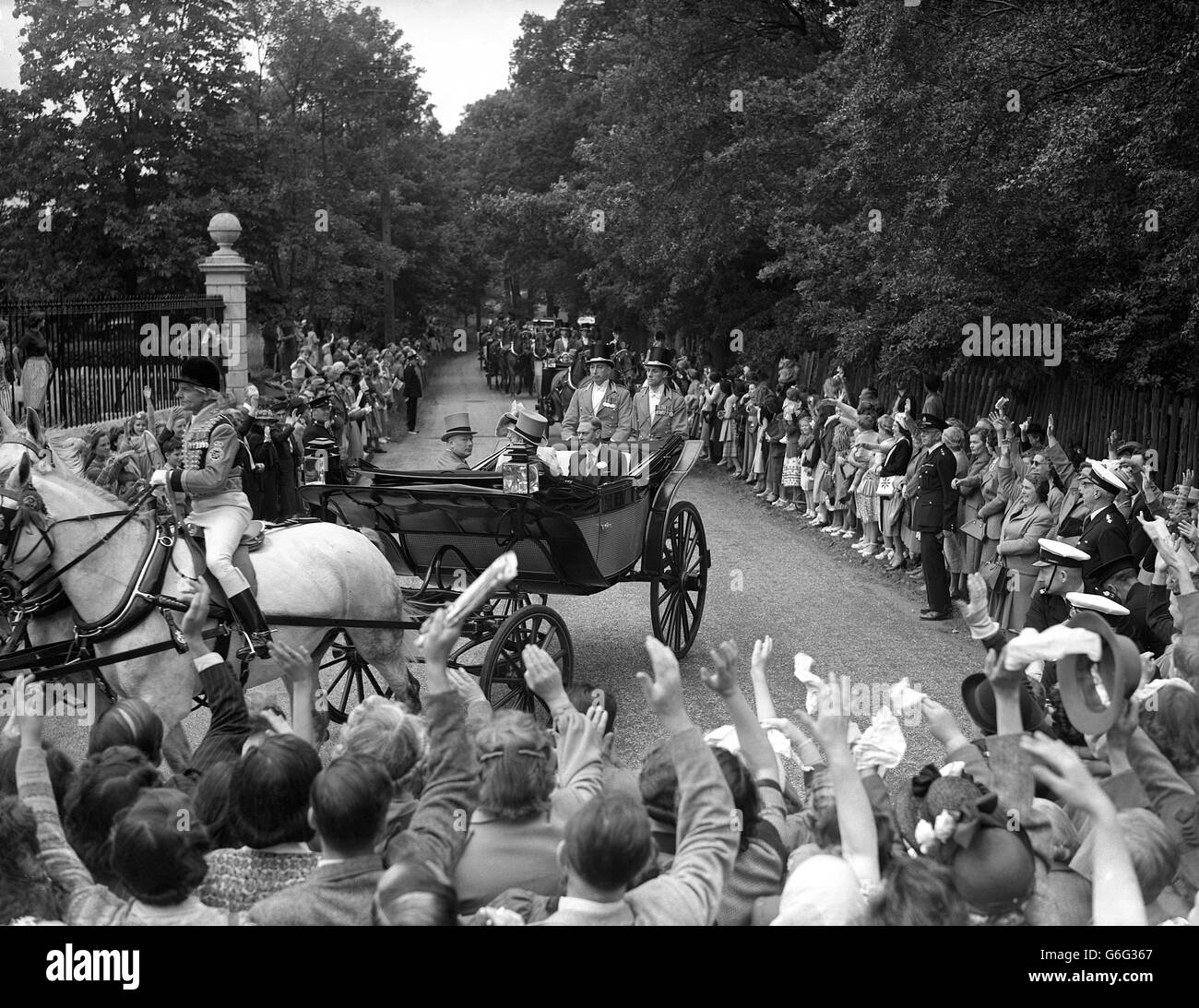 Royalty - King George VI and the Queen Consort at Ascot Stock Photo