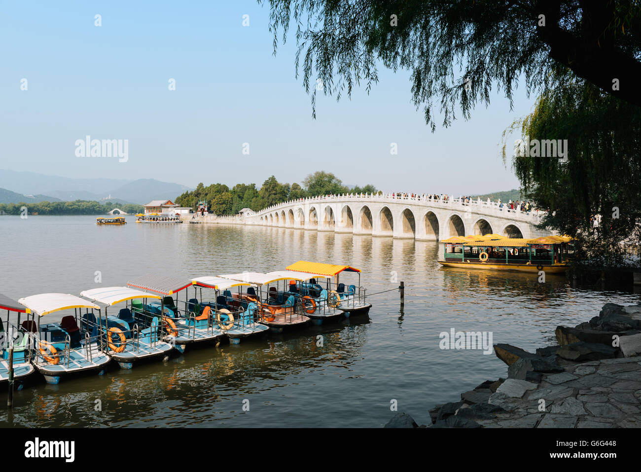 Chinese traditional boats hi-res stock photography and images - Alamy
