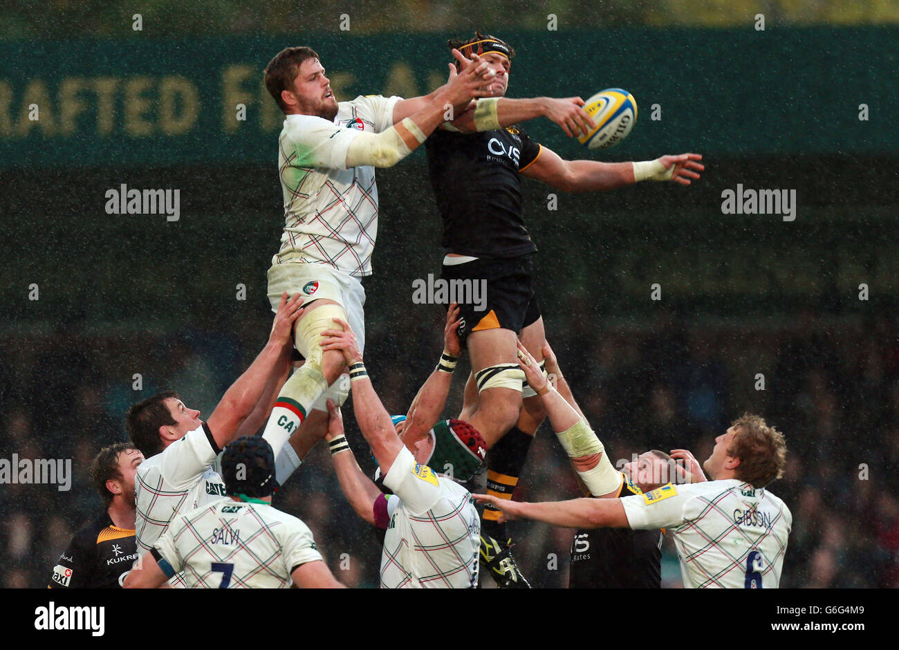 Wasps Tom Palmer wins a lineout from Leicester's Ed Slater during the Aviva Premiership match at Adams Park, High Wycombe. Stock Photo