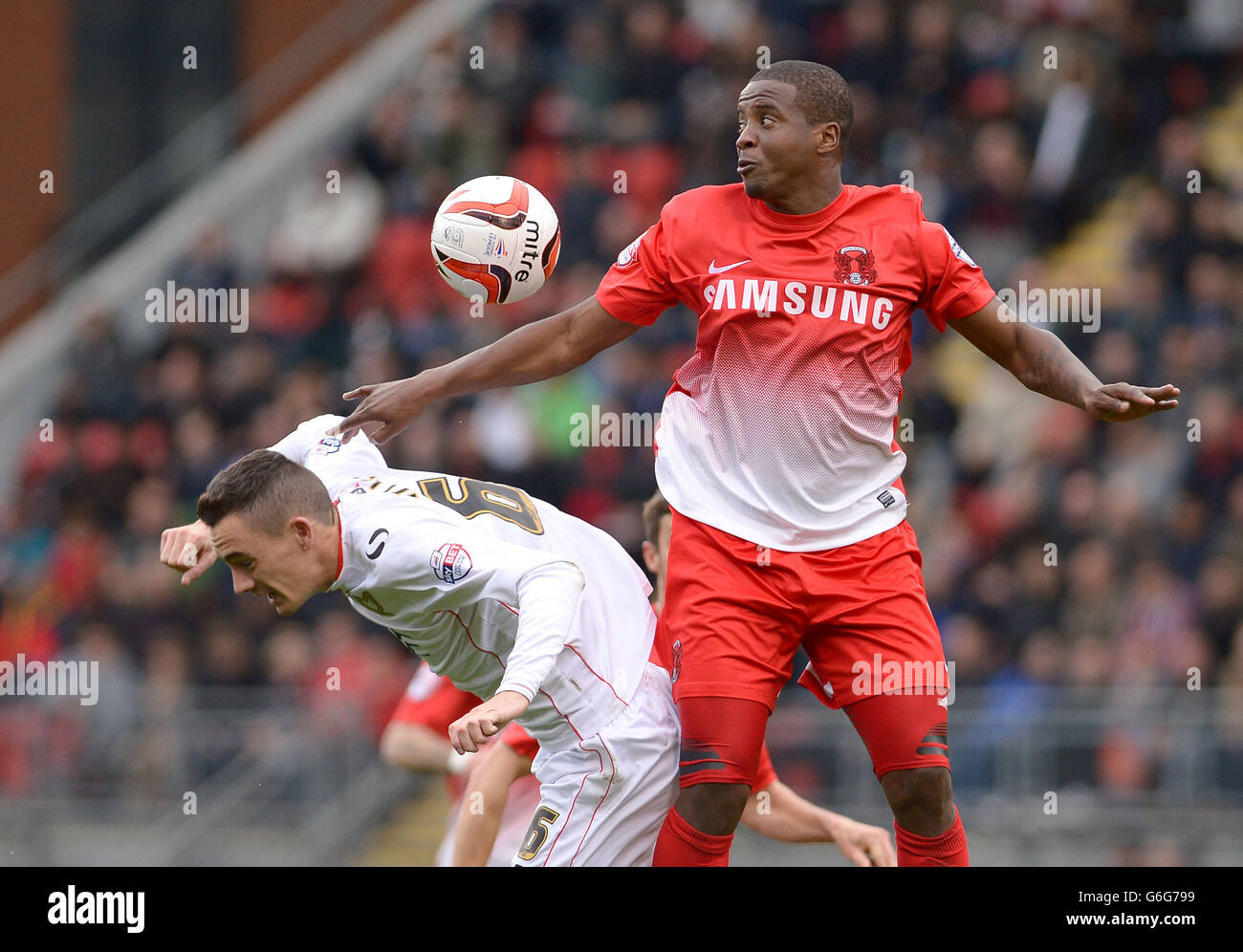 Leyton Orient's Kevin Lisbie (right) out jumps MK Dons' Shaun Williams during the Sky Bet League One match at the Matchroom Stadium, London. Stock Photo