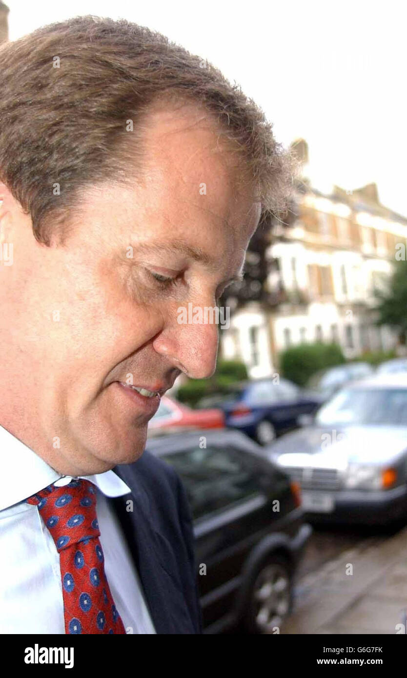 Alastair Campbell arrives at his north London home after announcing his resignation as Director of Communications to Prime Minister Tony Blair. Stock Photo