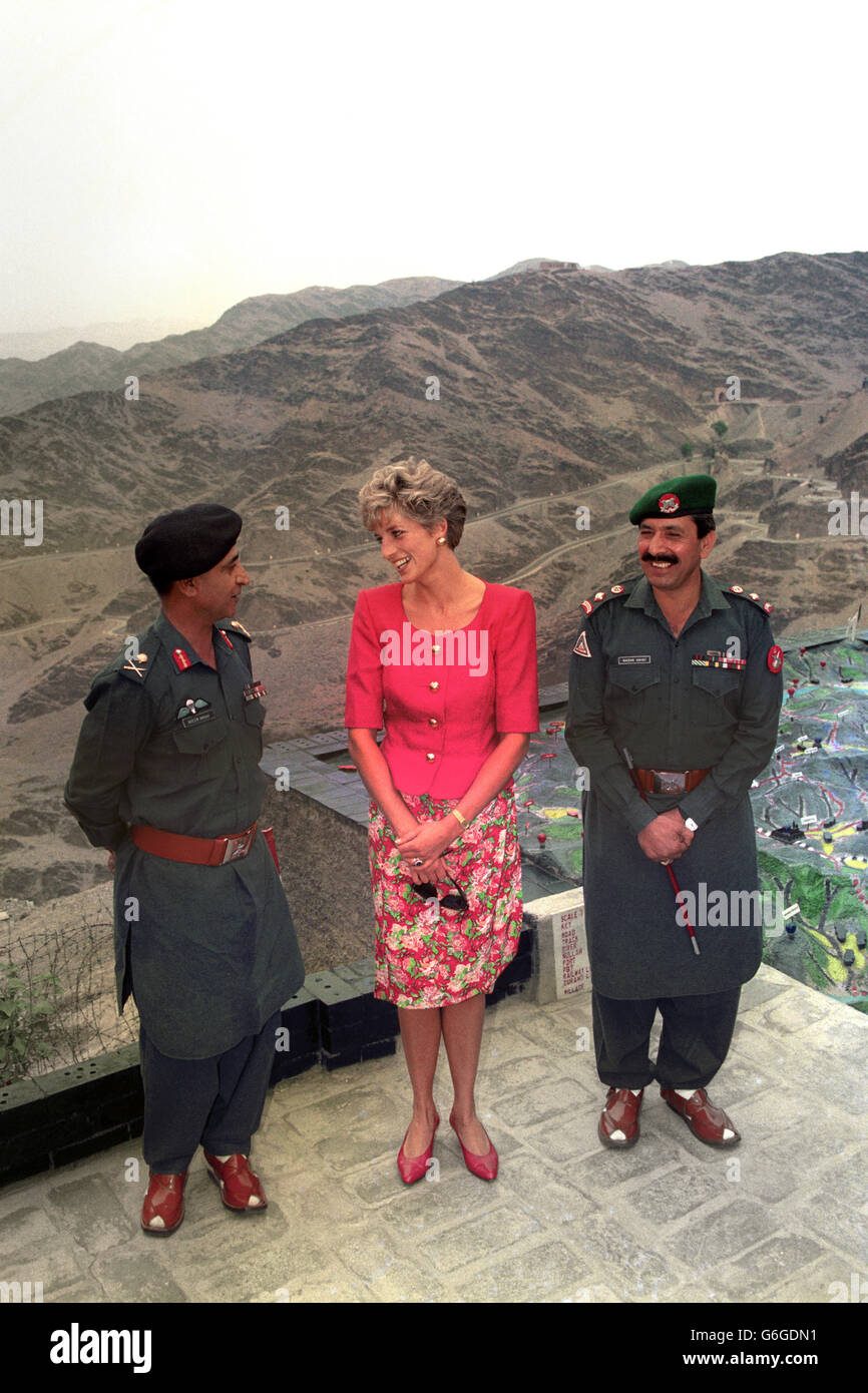 Princess Diana talking with Khyber Rifles officers near the historic Khyber Pass in Torkham, Pakistan, where she went to see the Pakistan-Afghan border. Princess Diana was visiting the frontier province on her last leg of a four-day Pakistan visit. Stock Photo