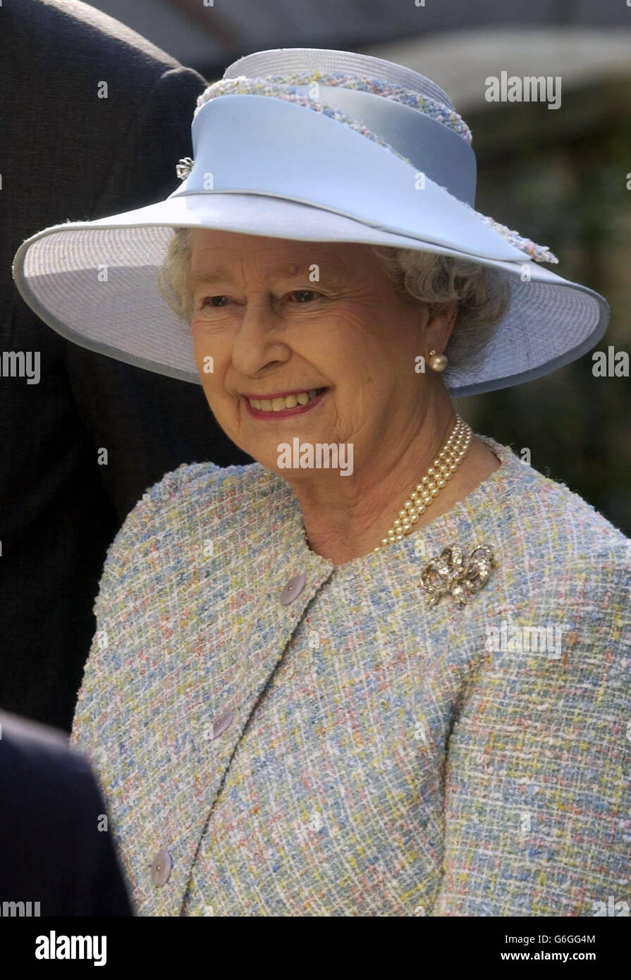 Queen elizabeth ii being shown hires stock photography and images Alamy