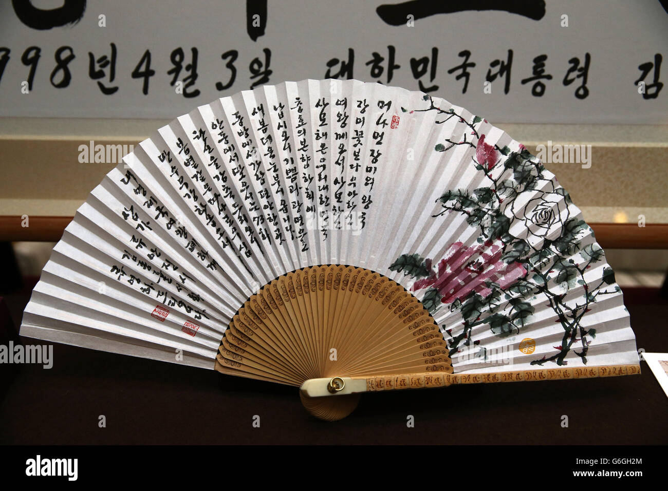 A fan gifted to Queen Elizabeth II by Mr. Ry Young-ha during her visit to Hahoe Village in Korea is on display before being shown to The President of the Republic of Korea at an exhibition of Korean related items from the Royal Collection and Royal Archives in the Picture Gallery of Buckingham Palace in London, England. The President of the Republic of Korea Park Geun-Hye is on a State Visit to the United Kingdom and during the trip she will attend a state banquet and visit Downing Street. Stock Photo