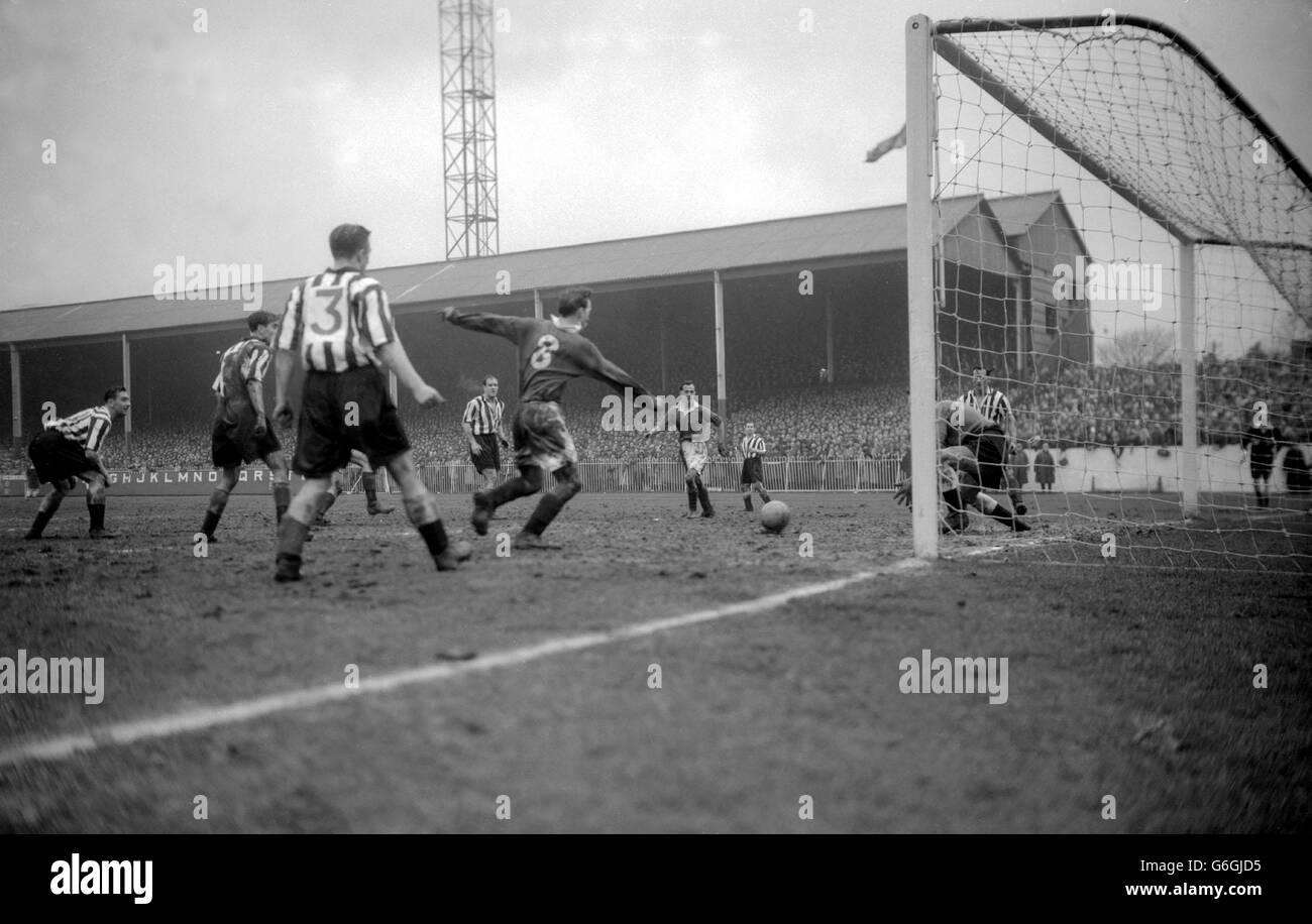 Bottom Lost the Race for a Certain Goal. A marvellous chance, and Bottom, York City's inside right (8), races for the ball, which is lose dead in the front of the Newcastle goal in the FA Cup semi-final at Hillsborough. Simpson, the Newcastle goalkeeper, dives forward to save. Stock Photo