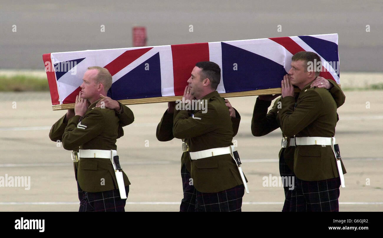 The coffin of Fusilier Russell Beeston, 26, from Govan in Glasgow is carried by members of his regiment, from the transporter plane at RAF Brize Norton in Oxfordshire. The Territorial Army soldier died when an army convoy was confronted by two mobs of Iraqi civilians and a firefight began at Ali As Sharqi. Stock Photo