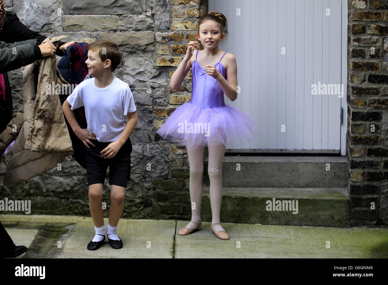 Incantevole bambina con diadema stare sdraiato sulla schiena e risate Foto  stock - Alamy