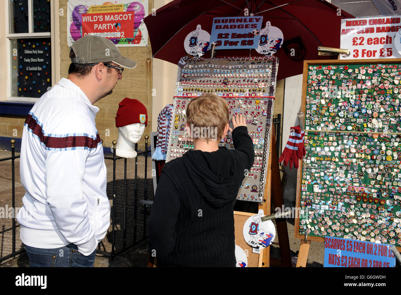 Soccer - Sky Bet Championship - Burnley v Blackburn Rovers - Turf Moor. Burnley fans shop for badges outside of Turf Moor Stock Photo