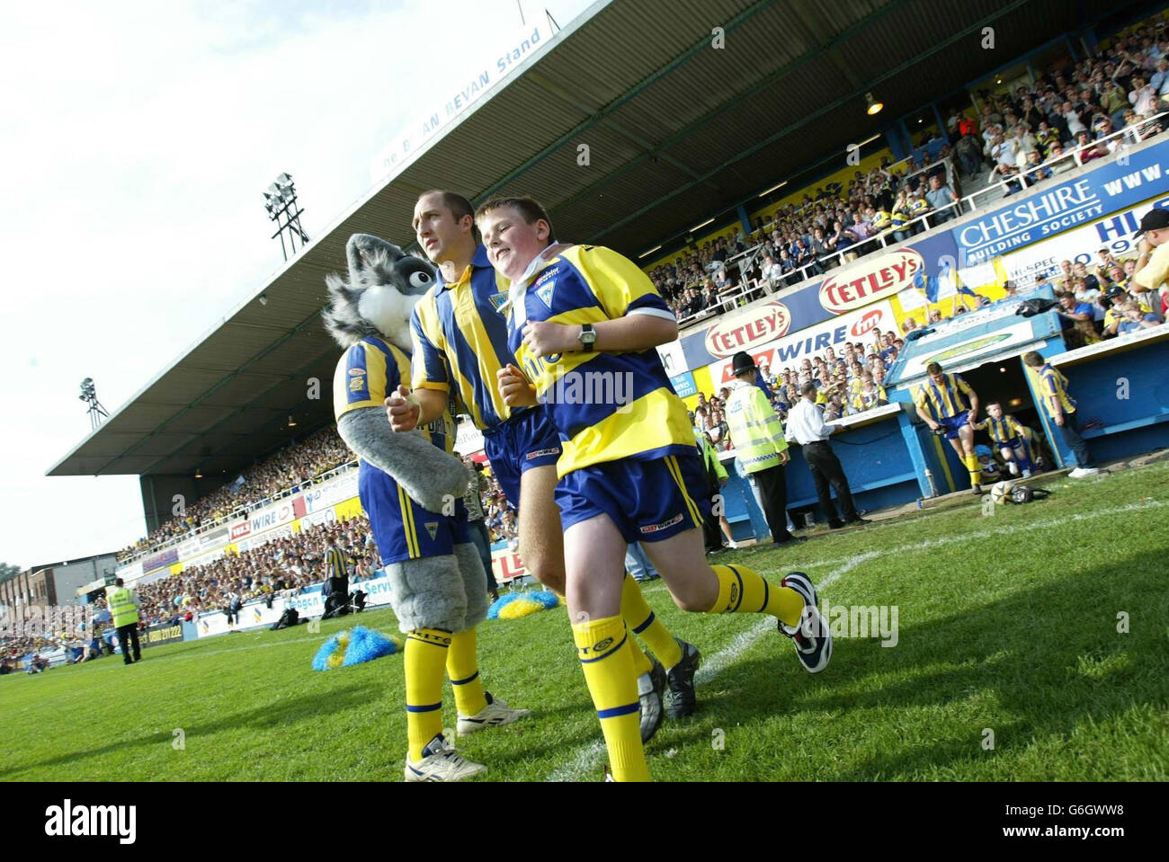 Warrington Mascot Mark Pennycook (right) takes to the field during their Tetley's Super League match against Wakefield at Wilderspool, Warrington. Stock Photo