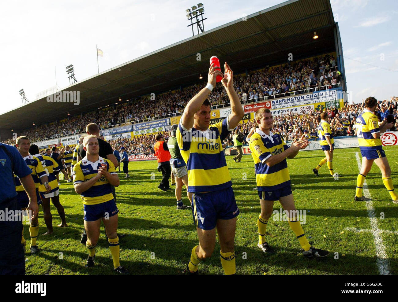 Warrington players celebrate after defeating Wakefield in their Tetley's Super League match at Wilderspool, Warrington. Warrington played their final game Wilderspool stadium. Stock Photo
