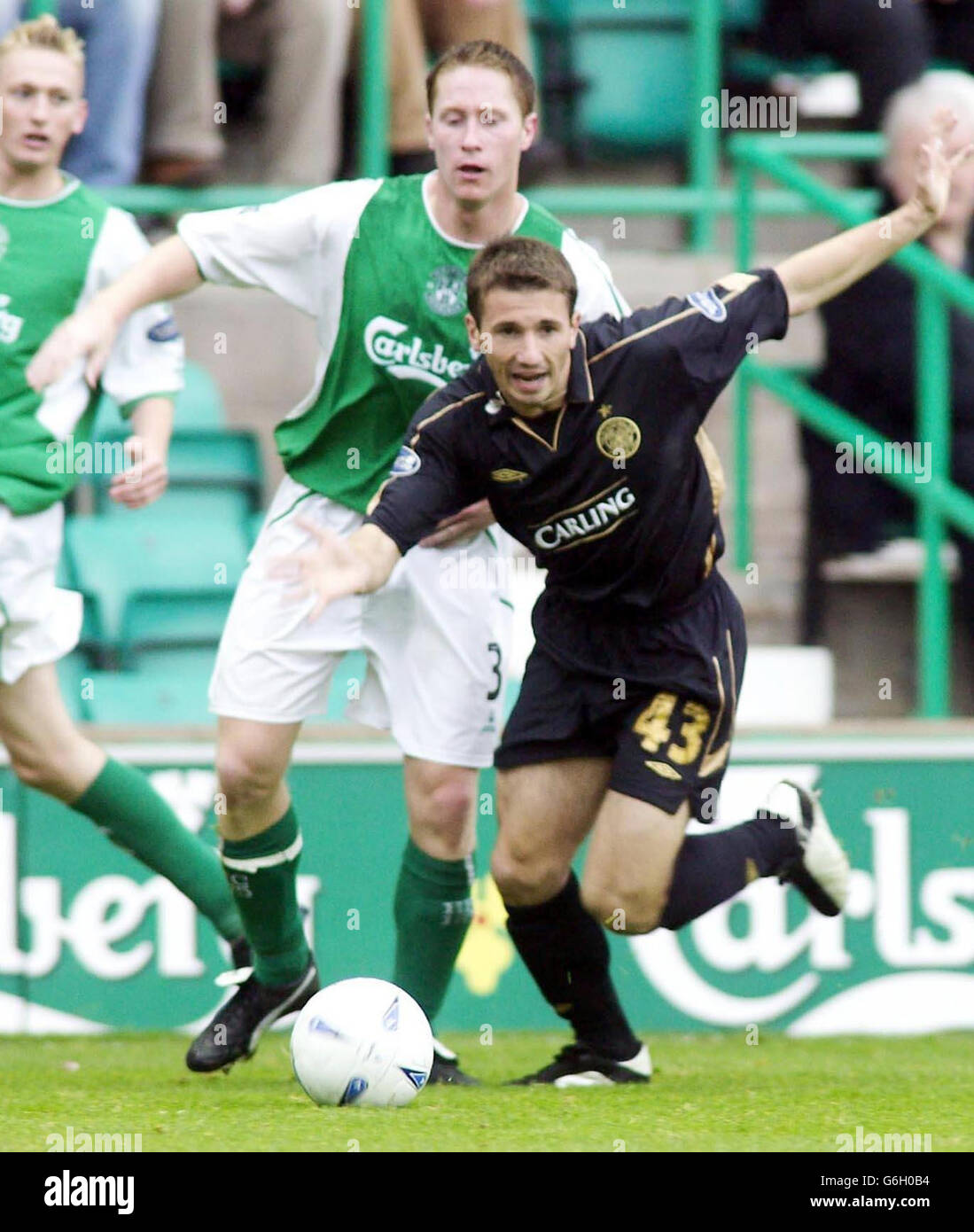 : Hibernian's Roland Edge goes for the ball with Celtic's Lian Miller, during their Bank of Scotland Scottish Premiership match at Hibernian's Easter Road ground, Edinburgh. Stock Photo