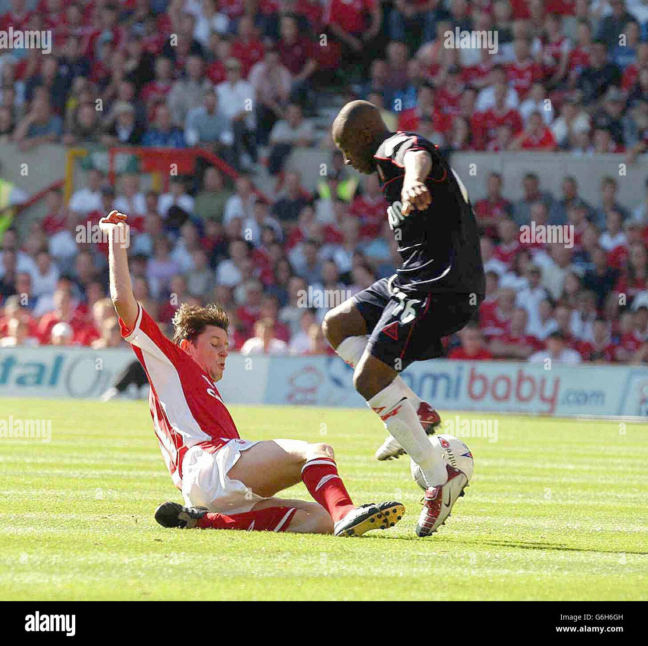Notts Forest's Danny Sonner make's a lunge on Sheffield Utd's Peter Ndlovu, during their Nationwide Division One match at the City Ground, Nottingham. NO UNOFFICIAL CLUB WEBSITE USE. Stock Photo