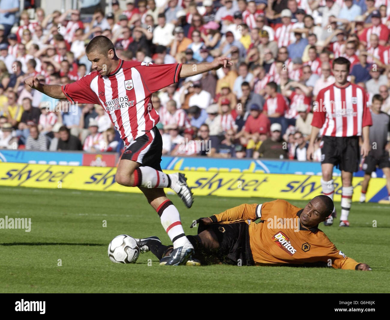 Southamptons Kevin Phillips (right) trips past Wolverhamptons Paul Ince, during their FA Barclaycard Premiership match at St Mary's Stadium, Southampton. Stock Photo