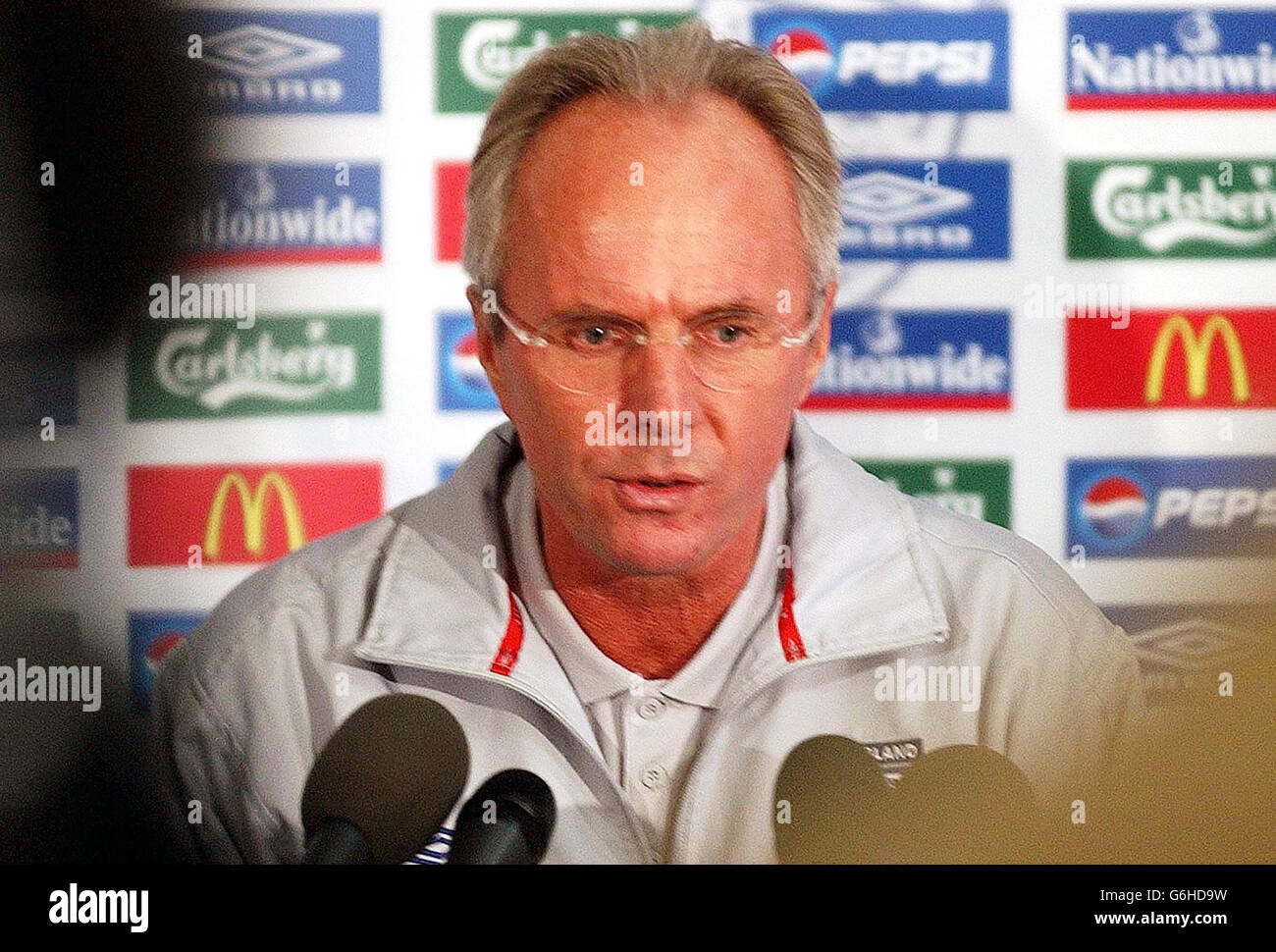 England press. человек с газетой. England press. сми великобритании. England press.