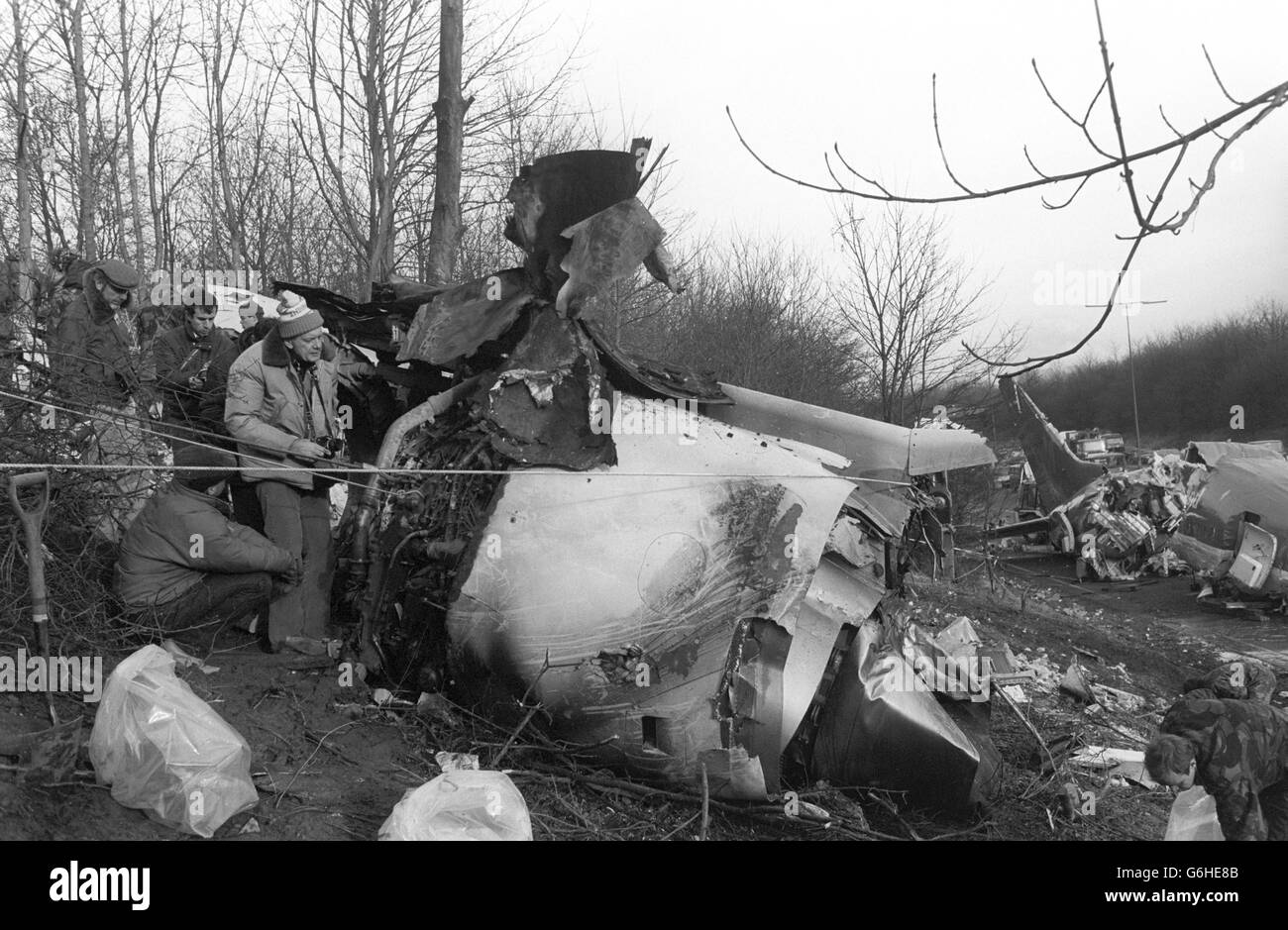 Crash investigators examine the crashed Boeing's fire-damaged left engine on the M1 motorway near Kegworth, Leicestershire. Stock Photo