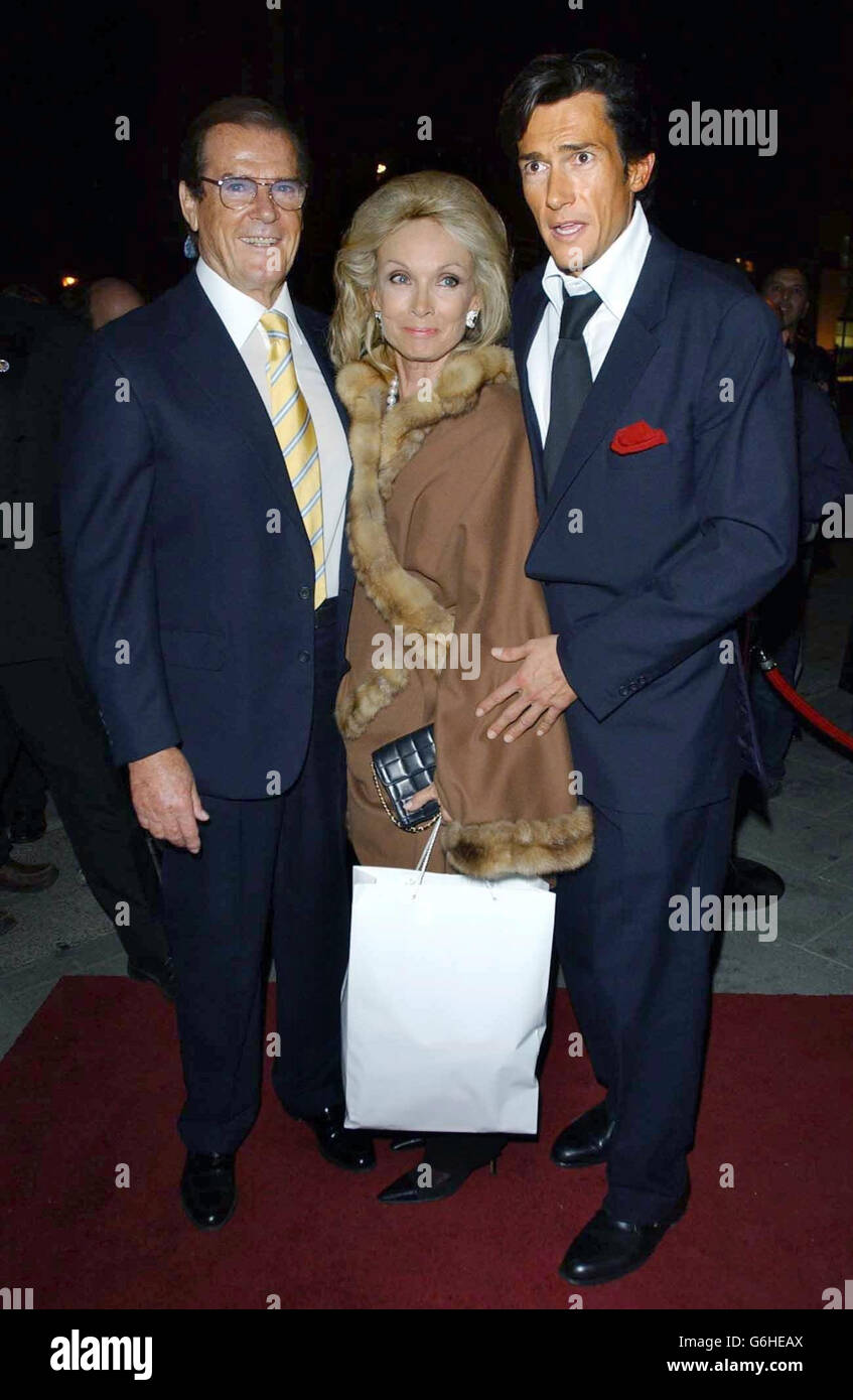 Sir Roger Moore (left), wife Kikii, and son Geoffrey arrives for the Shumi restaurant launch party in central London. The Italian eaterie is part-owned by Geoffrey and is influenced by the Japanese eating style. Stock Photo