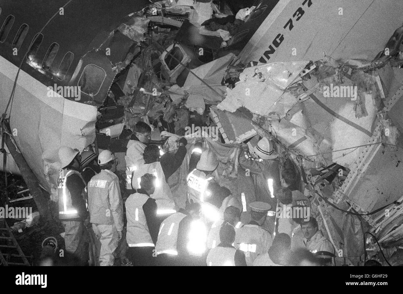 Rescue workers prepare to remove a body from the wreckage of Boeing 737 after the airliner, with 125 passengers and crew on board, crashed into an embankment on the M1 near Kegworth in Leicestershire. Stock Photo