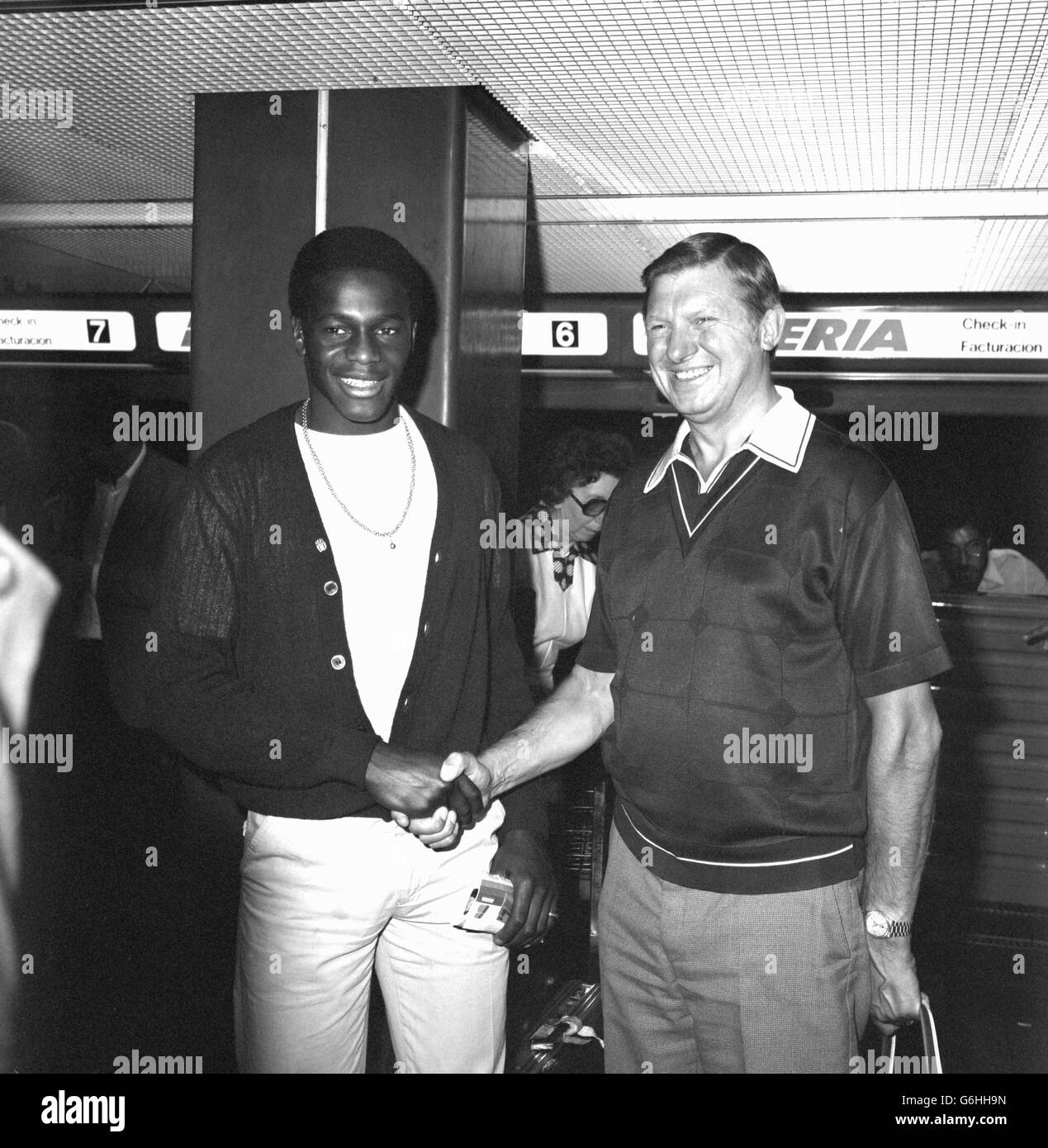 Soccer - Nottingham Forest - Justin Fashanu and Vice-Chairman Fred Reacher - Heathrow Airport, London Stock Photo