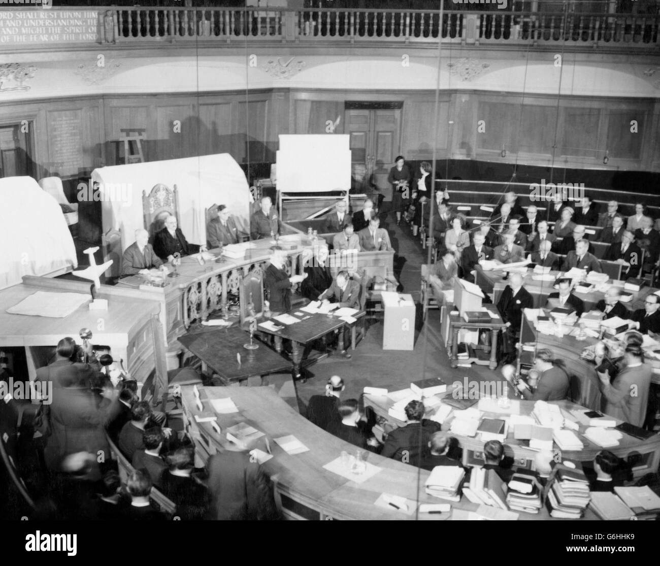 The scene in Church House, Westminster, at the opening of the court of inquiry into the two BOAC Comet crashes in the Mediterranean. Presiding is Lord Cohen, with Sir William Farren on his left, and Air Commodore AH Wheeler on his right. Stock Photo