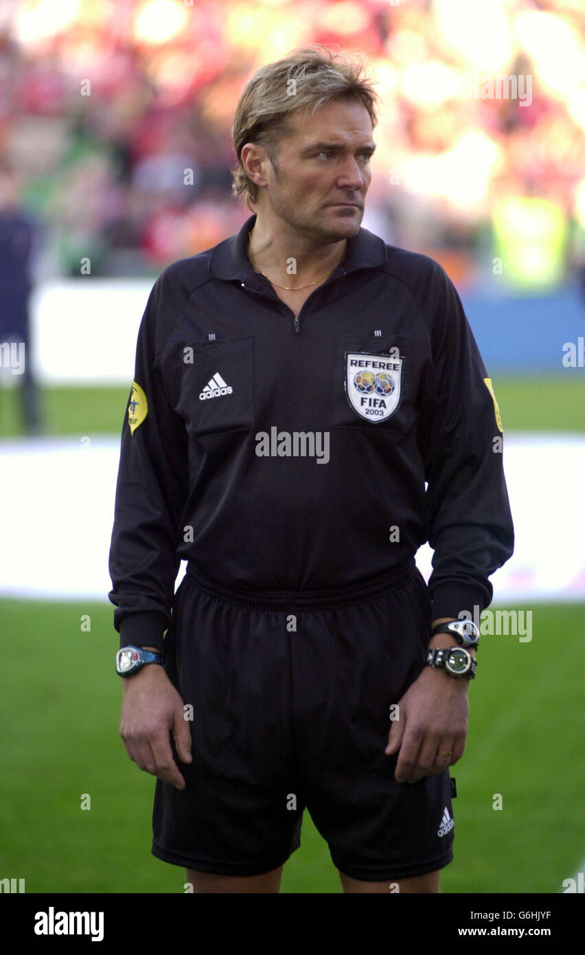 Swedish referee, Anders Frisk, before the Switzerland and Ireland Euro 2004 qualifier, at St. Jakob-Park, Basel, Switzerland. Switzerland won the game 2-0.. Stock Photo