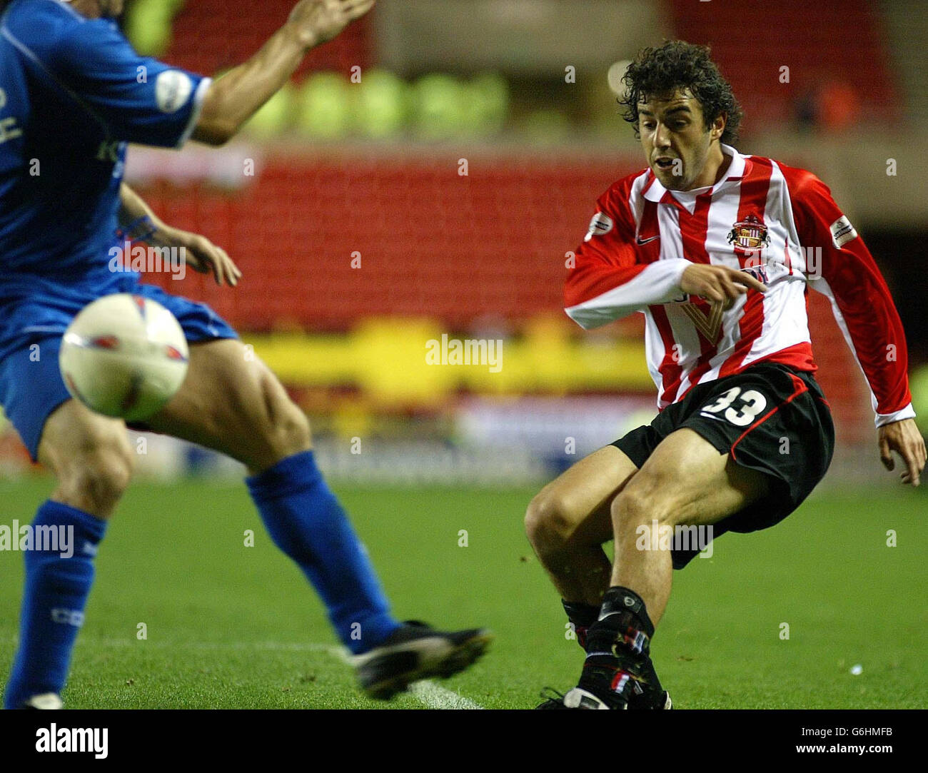 Sunderlands Julio Arca shoots just wide against Cardiff, during the Nationwide First Division match at The Stadium of Light, Sunderland. NO UNOFFICIAL CLUB WEBSITE USE. Stock Photo