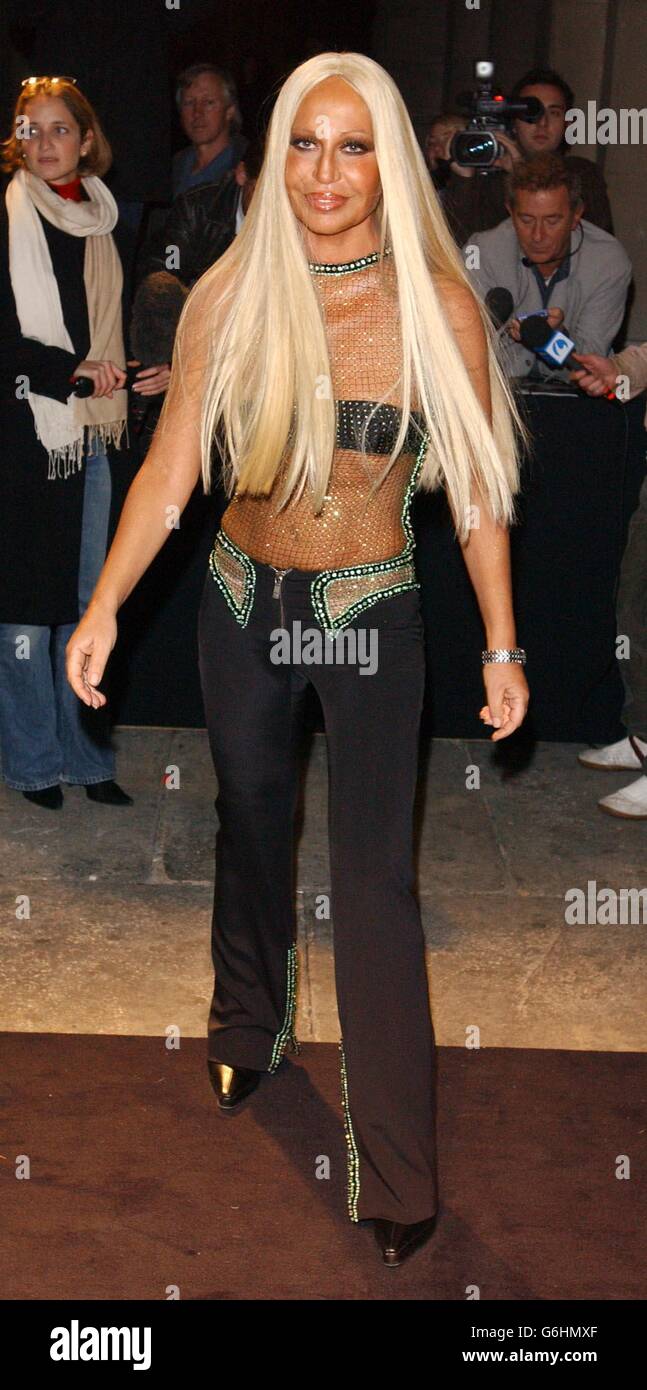 redden Hij cursief Fashion designer Donatella Versace arrives for a cocktail party launch of  the Giorgio Armani: A Retrospective exhibition at the Royal Academy of Arts  in central London Stock Photo - Alamy
