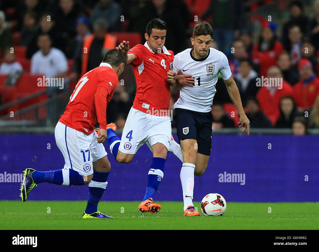 Soccer - International Friendly - England v Chile - Wembley Stadium. England's Jay Rodriguez (right) and Chile's Mauricio Isla battle for the ball Stock Photo